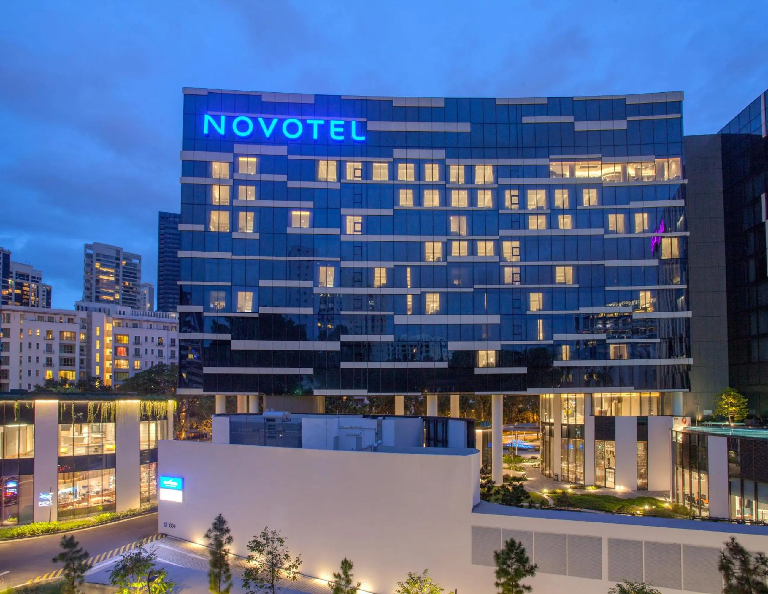 Facade/entrance in Novotel Singapore On Stevens