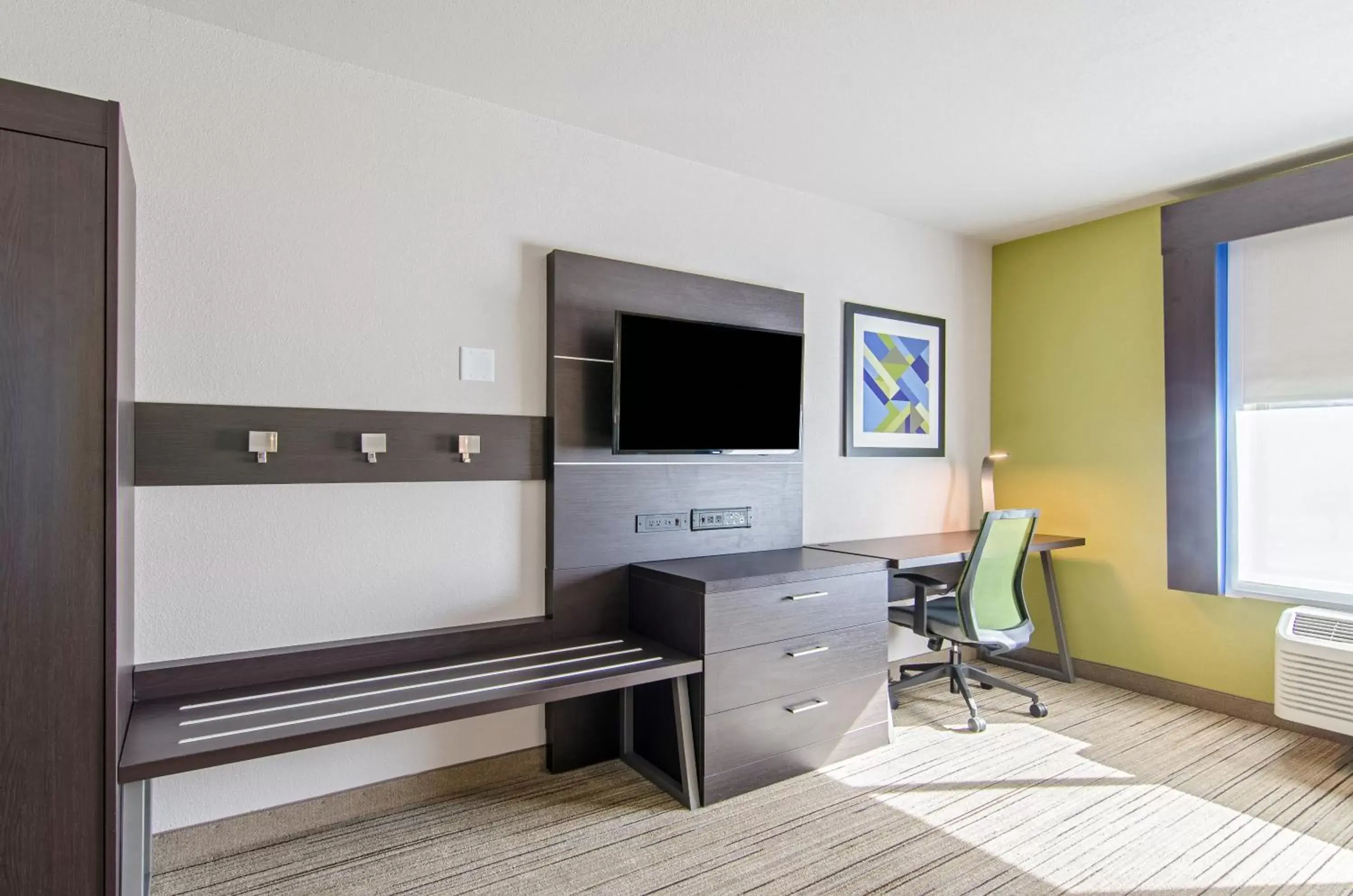 Photo of the whole room, TV/Entertainment Center in Holiday Inn Express & Suites - Atchison, an IHG Hotel