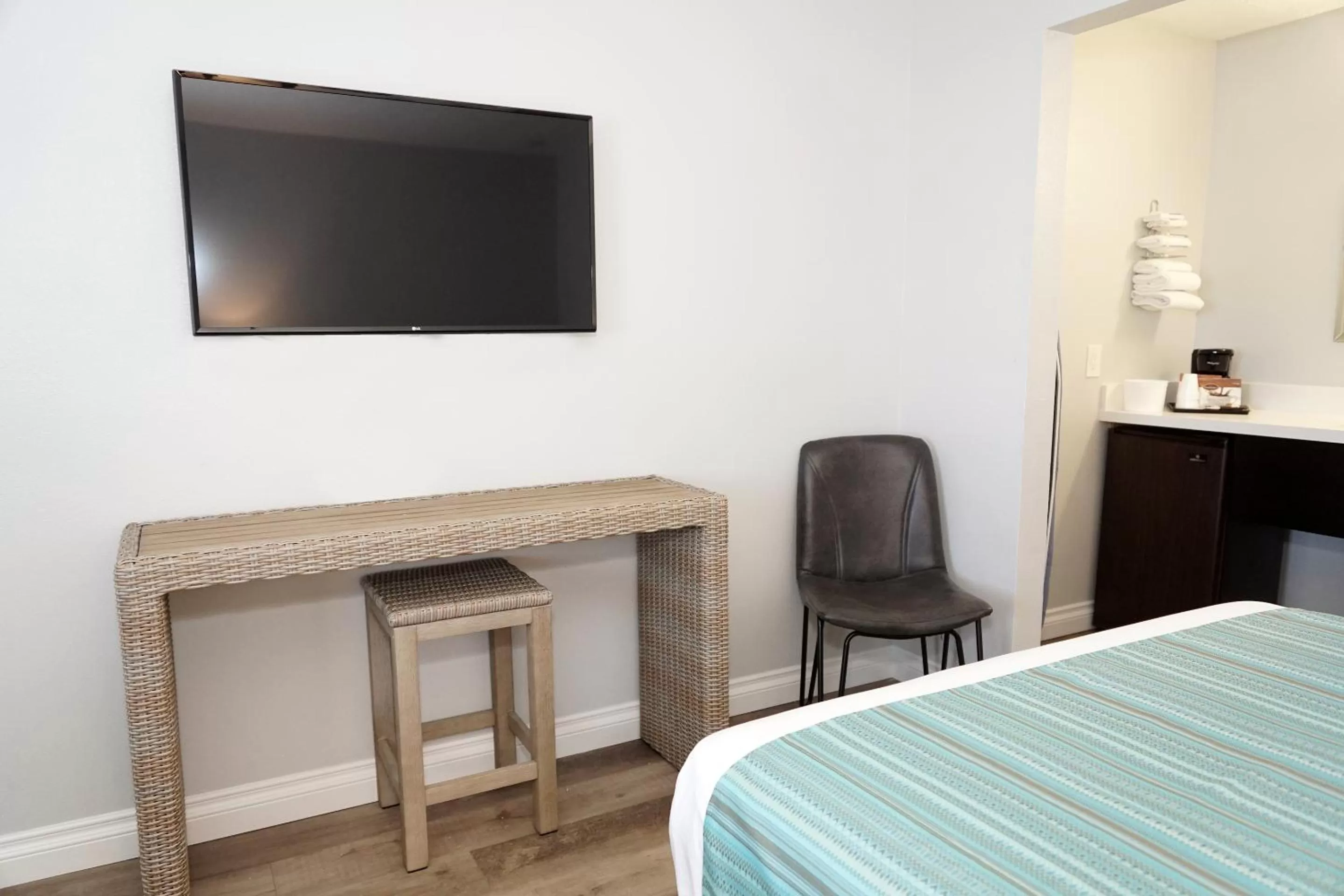 TV and multimedia, Bed in Riverleaf Inn Mission Valley