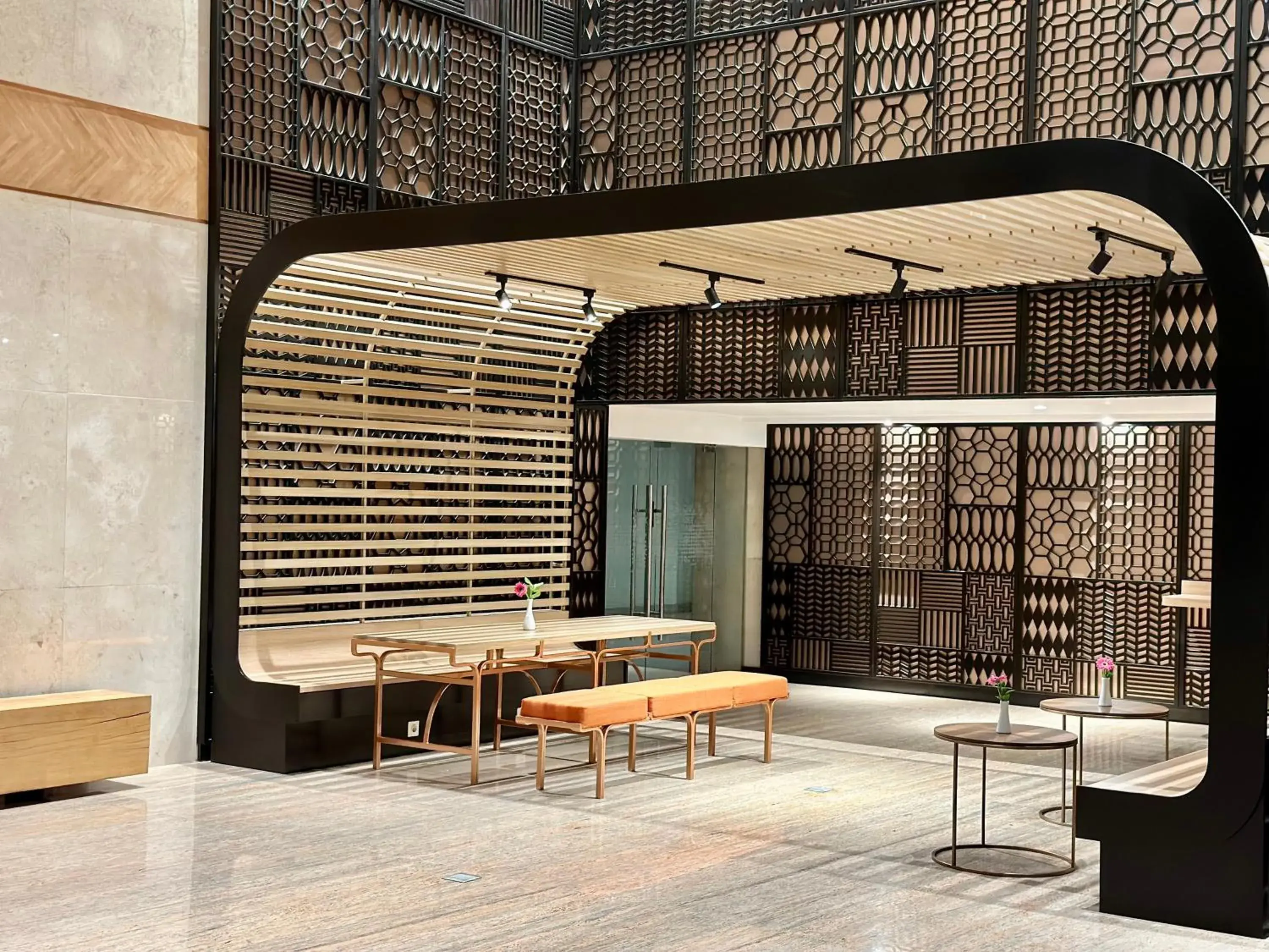 Lounge or bar in HARRIS Hotel & Conventions Gubeng Lounge or bar in HARRIS Hotel & Conventions Gubeng