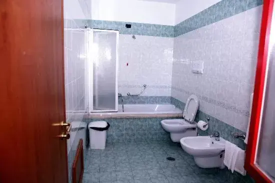 Bathroom in Hotel Castelmonardo