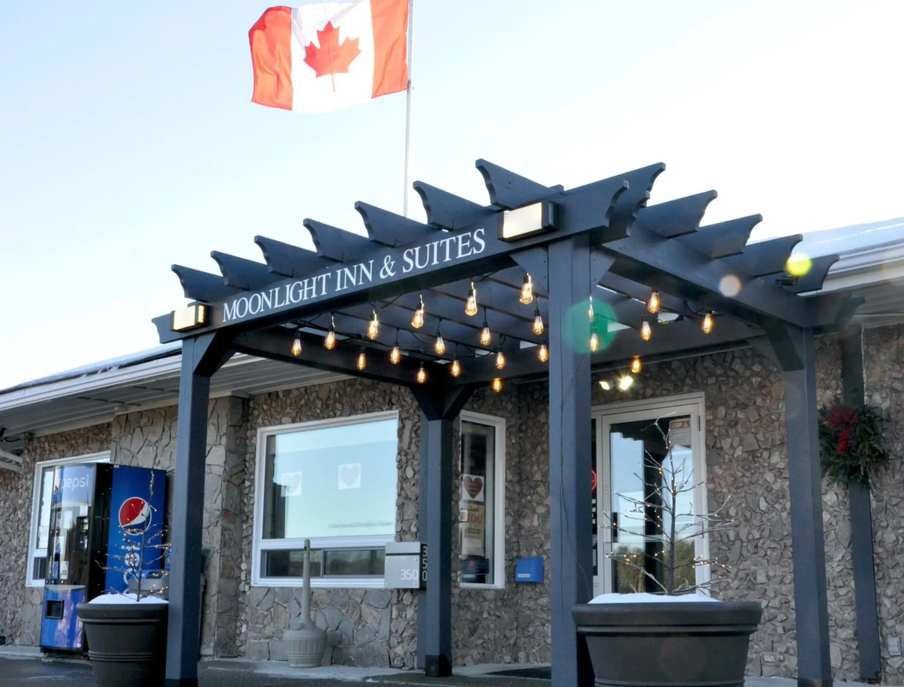 Facade/entrance, Property Building in Moonlight Inn & Suites