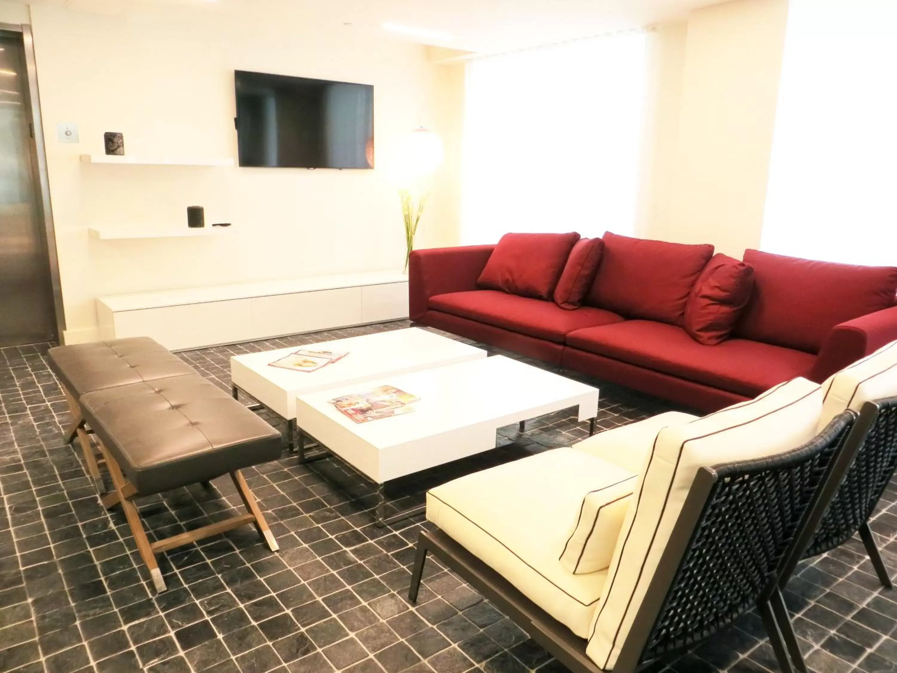 Communal lounge/ TV room, Seating Area in Leslie Hotel Ocean Drive