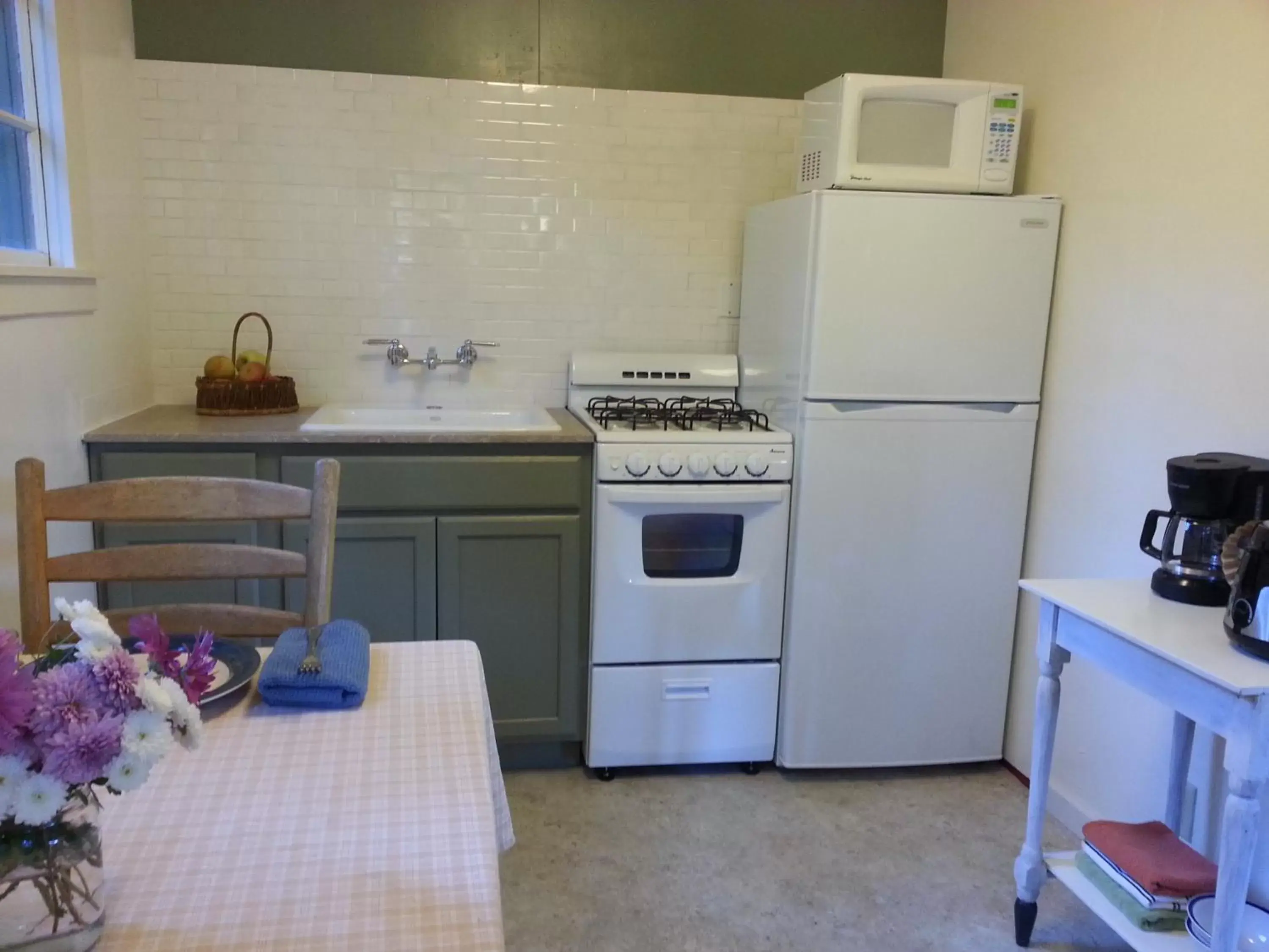 Kitchen/Kitchenette in China Creek Cottages