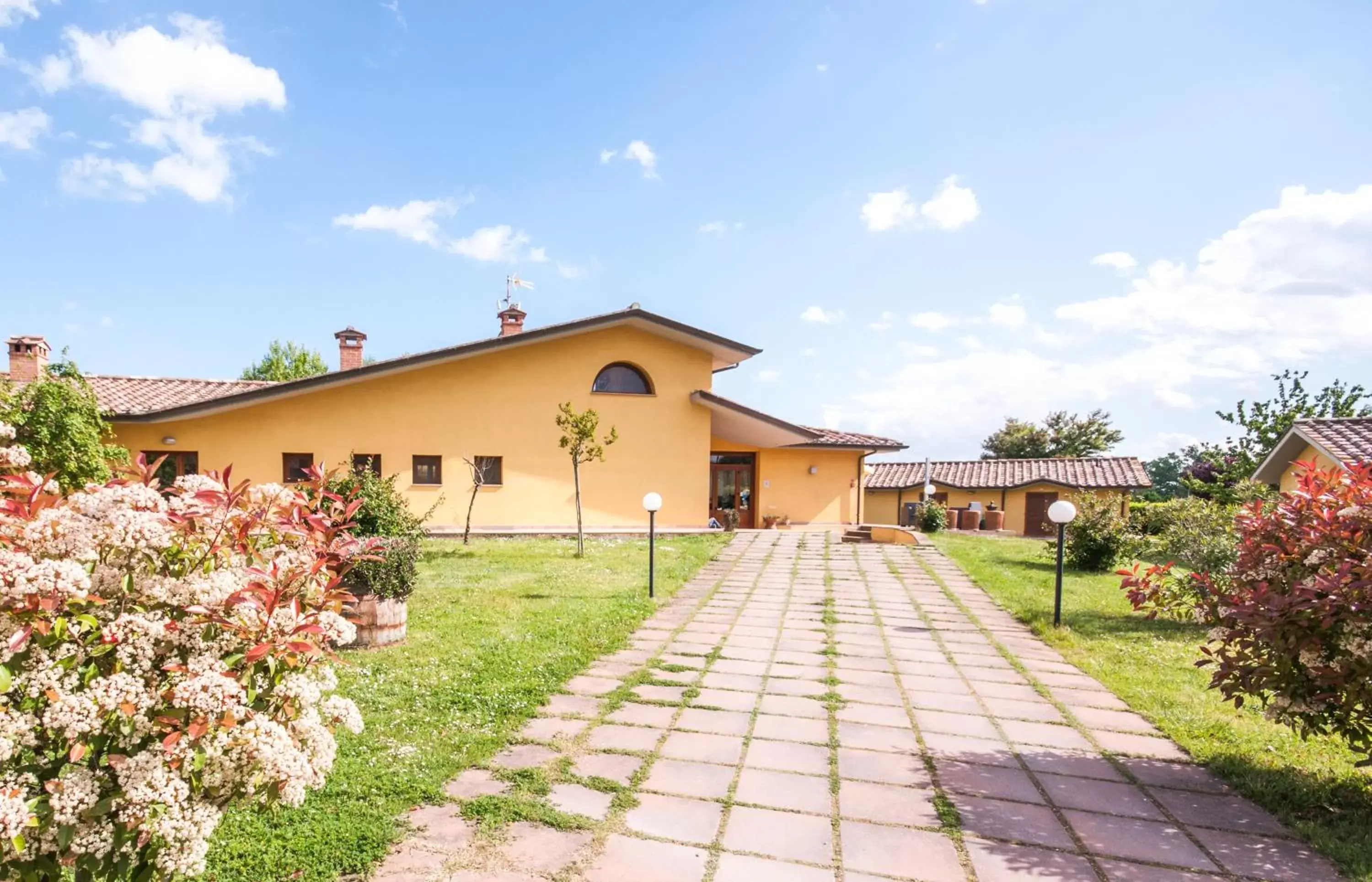 Property building, Garden in Le Macerine