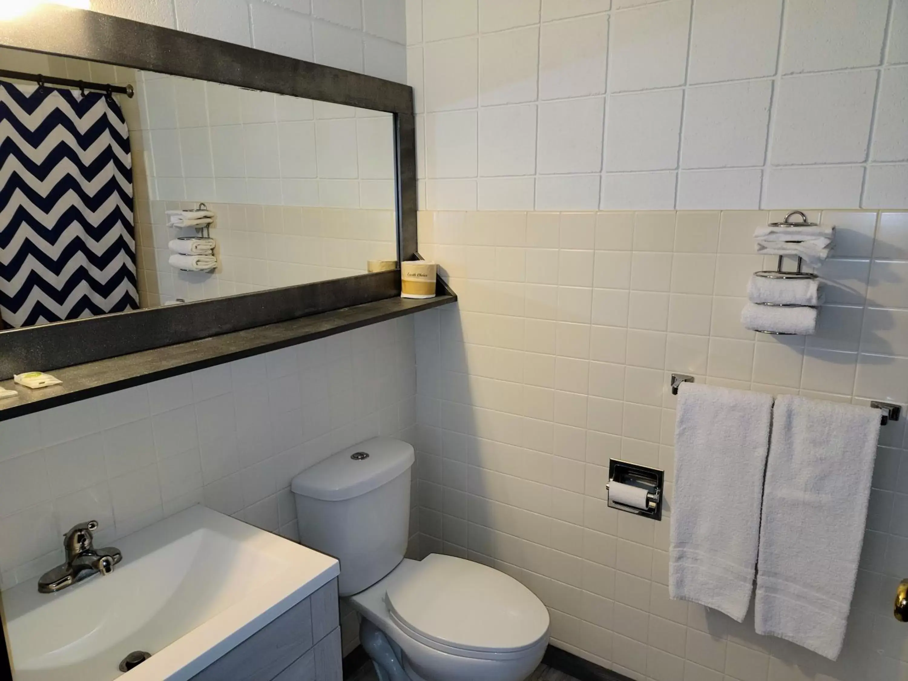 Bathroom in Skyview Motel - Prairie du Sac