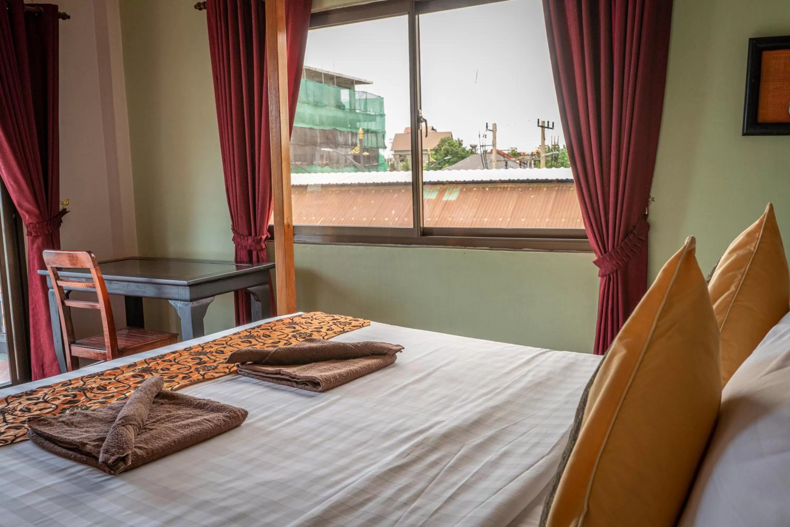 Bed in DEN HOTEL TOTONOU SIEM REAP