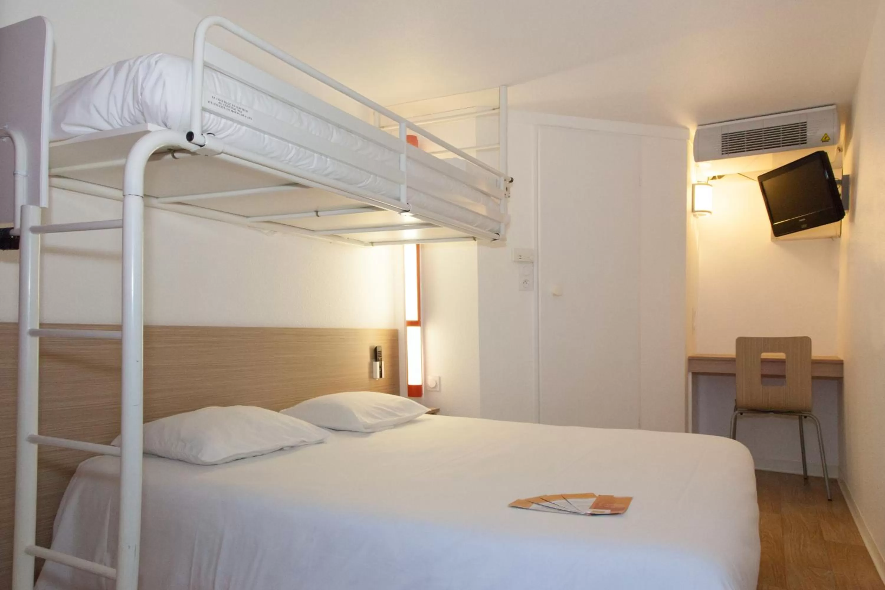 Triple Room (1 Double Bed + 1 Single Bed) in Premiere Classe Saint Malo St Jouan Des Guerets