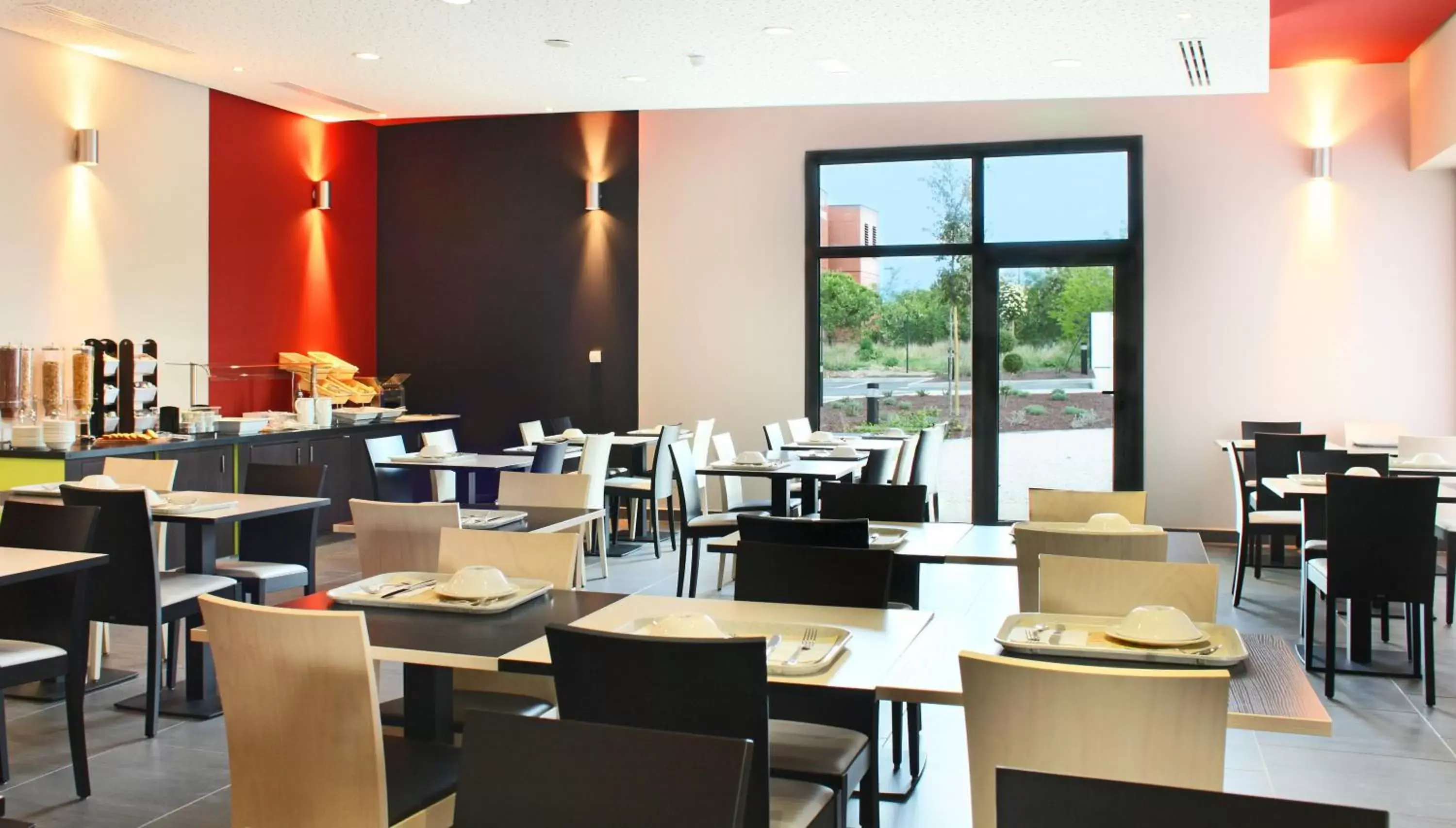 Breakfast, Restaurant/Places to Eat in Holiday Inn Express Montpellier - Odysseum, an IHG Hotel