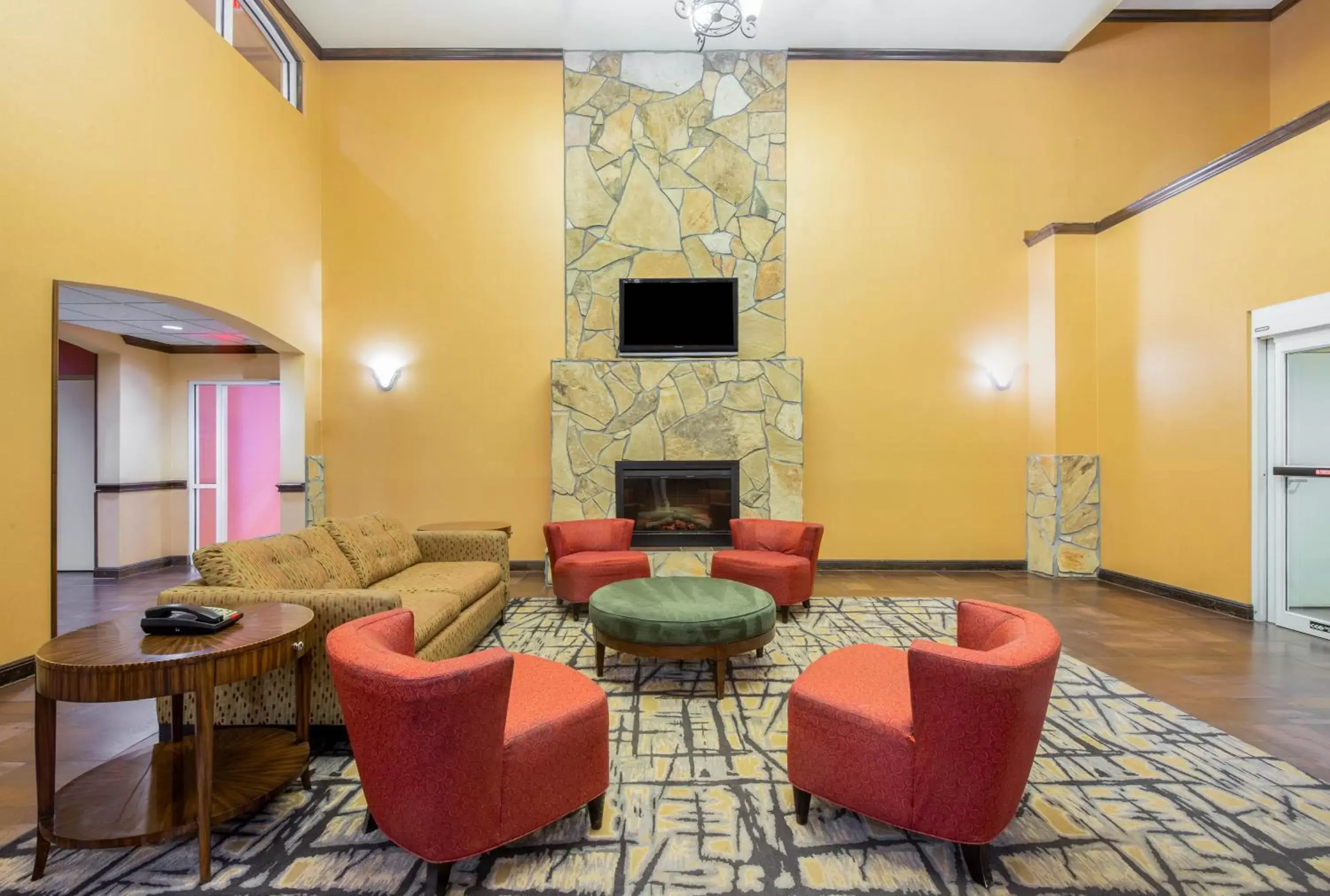 Seating Area in La Quinta Inn & Suites by Wyndham Eastland