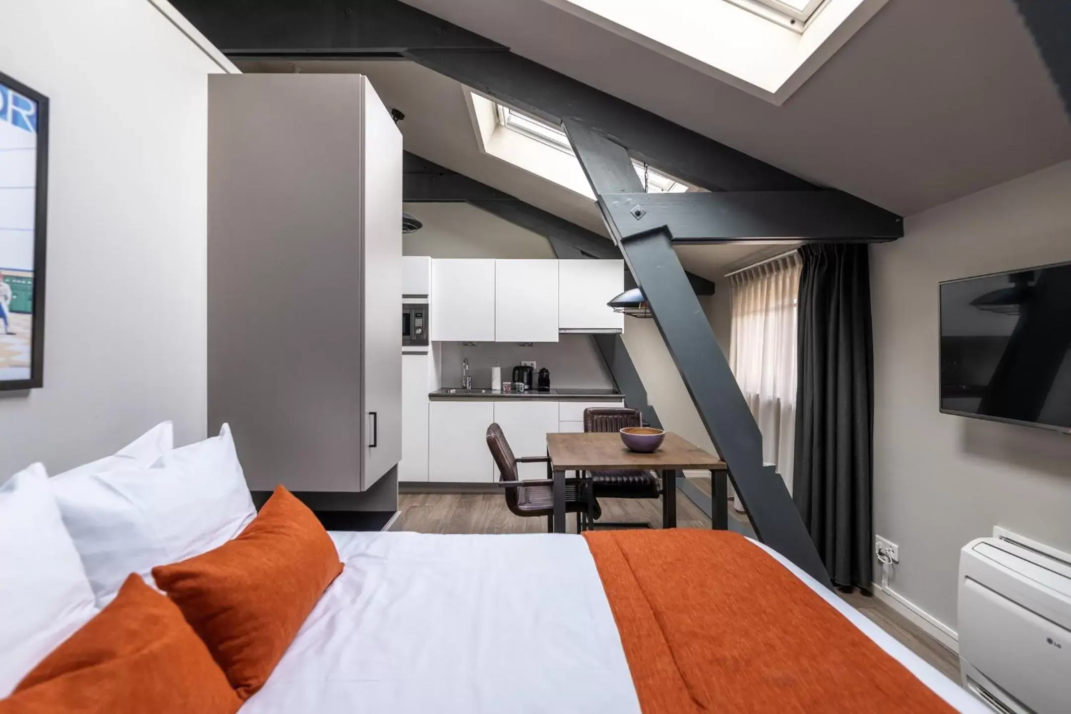 Bed, TV/Entertainment Center in YAYS Amsterdam Maritime