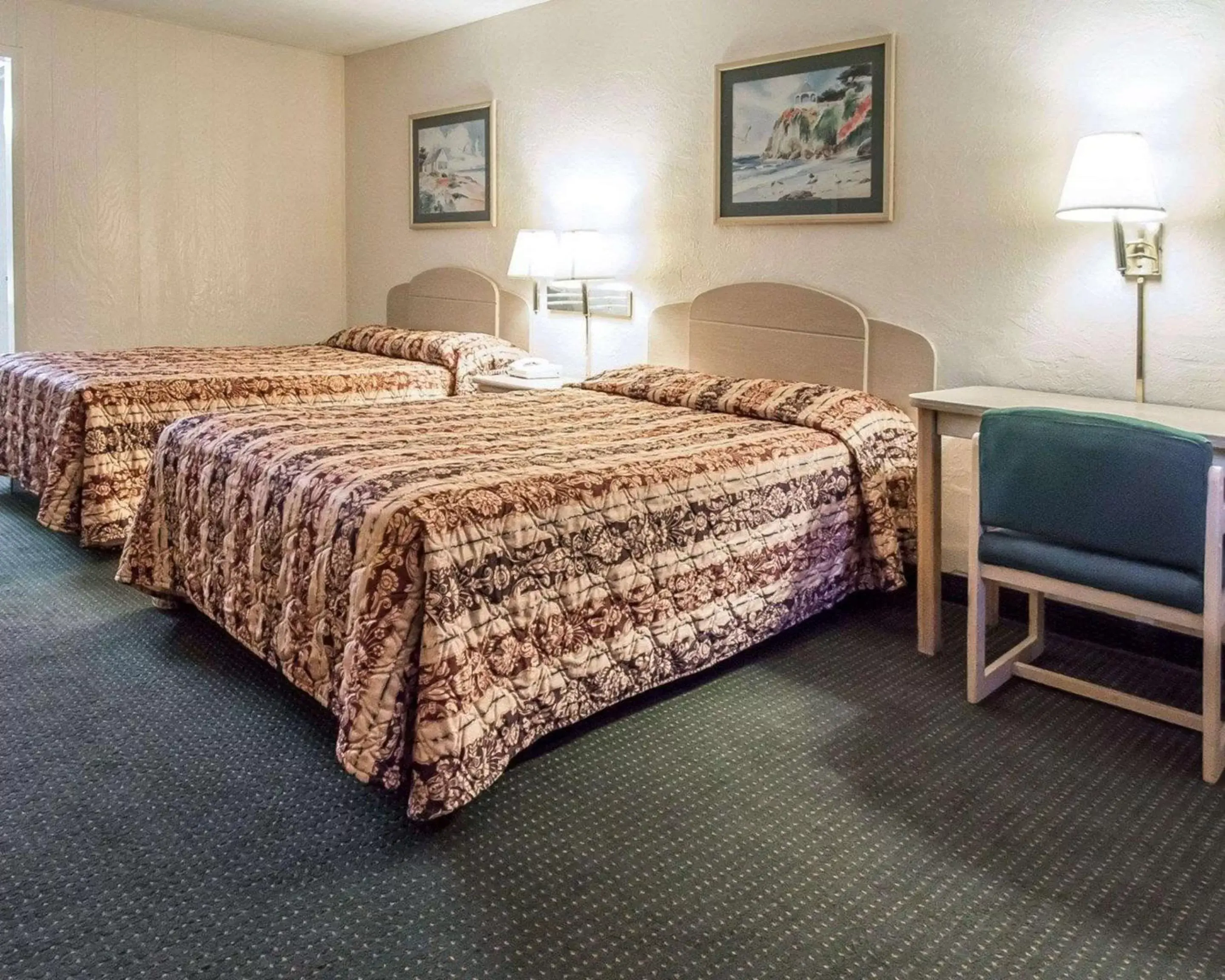 Photo of the whole room, Bed in Rodeway Inn Gainesville - University Area