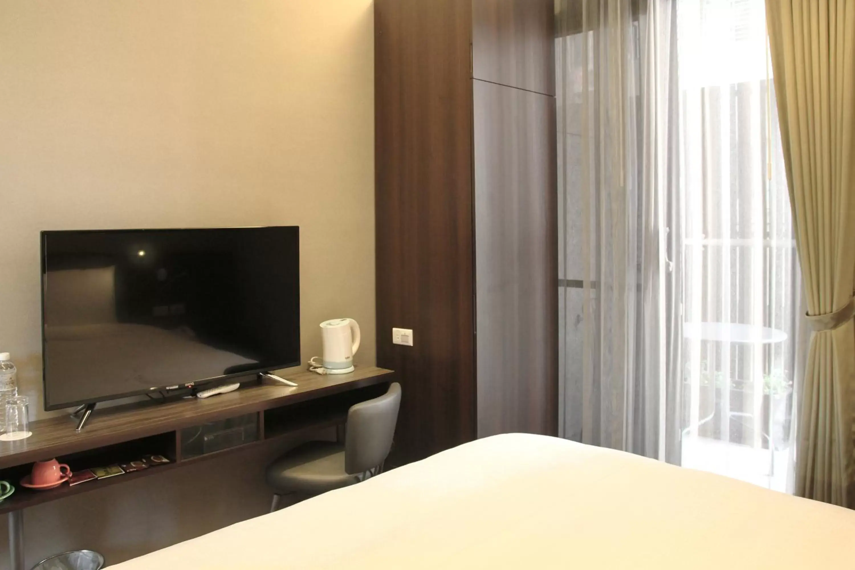 Bedroom, TV/Entertainment Center in Capital Hotel SongShan