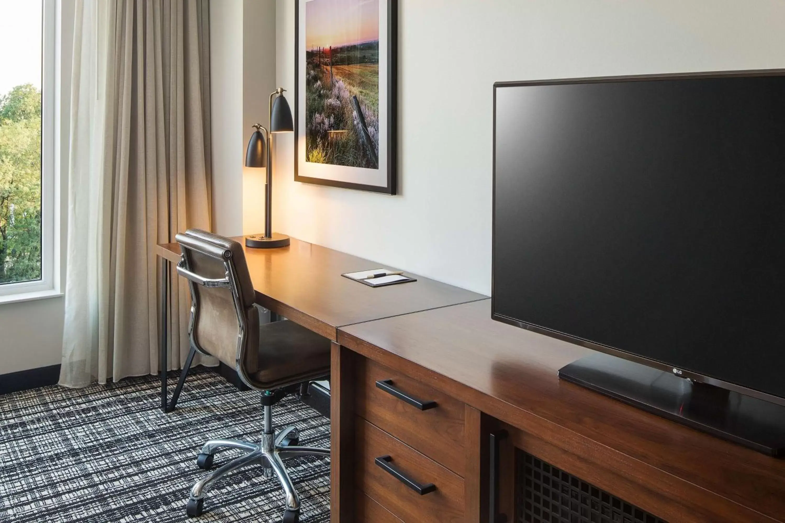 Bedroom, TV/Entertainment Center in Doubletree By Hilton Greeley At Lincoln Park
