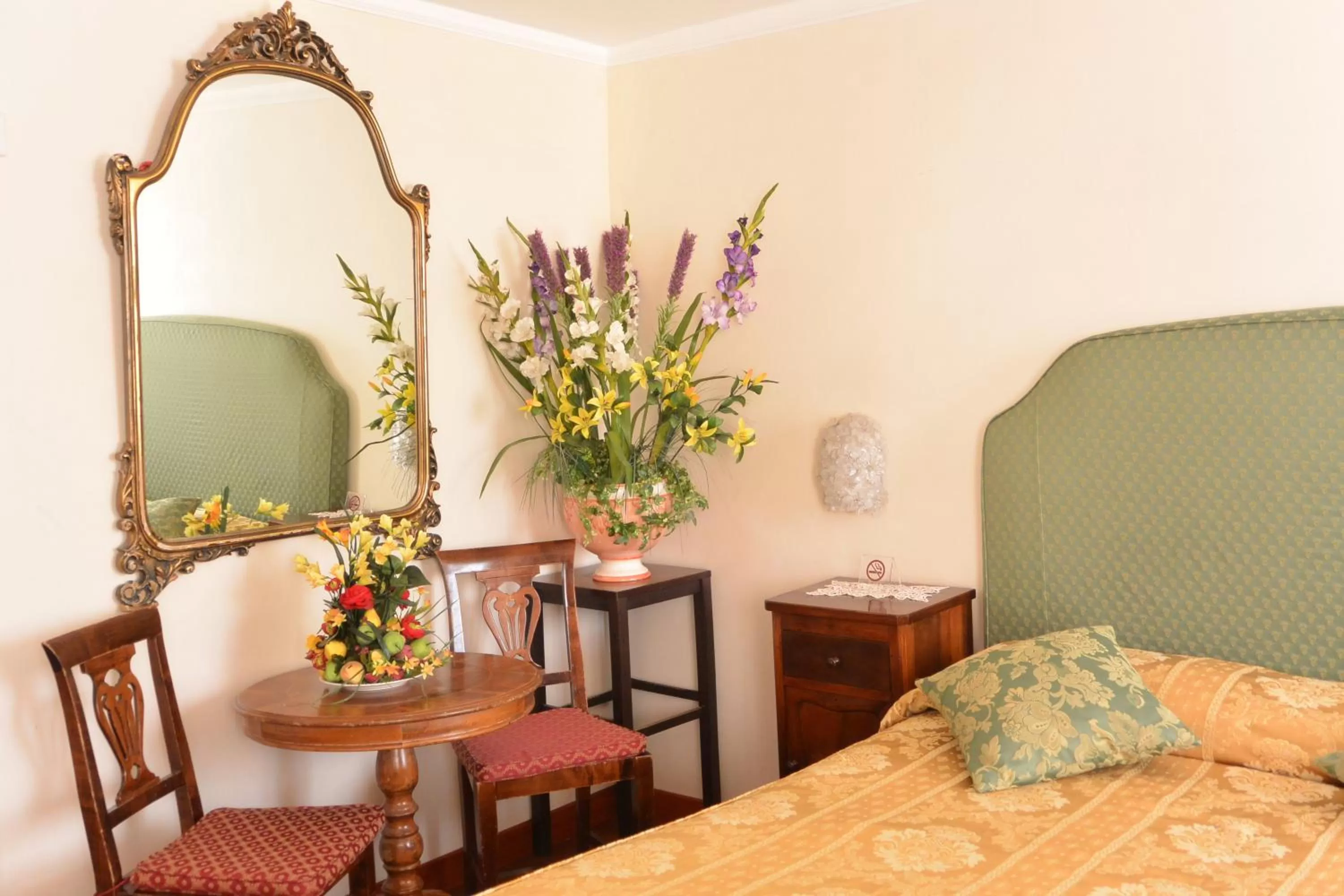 Seating area, Bed in Hotel San Zulian