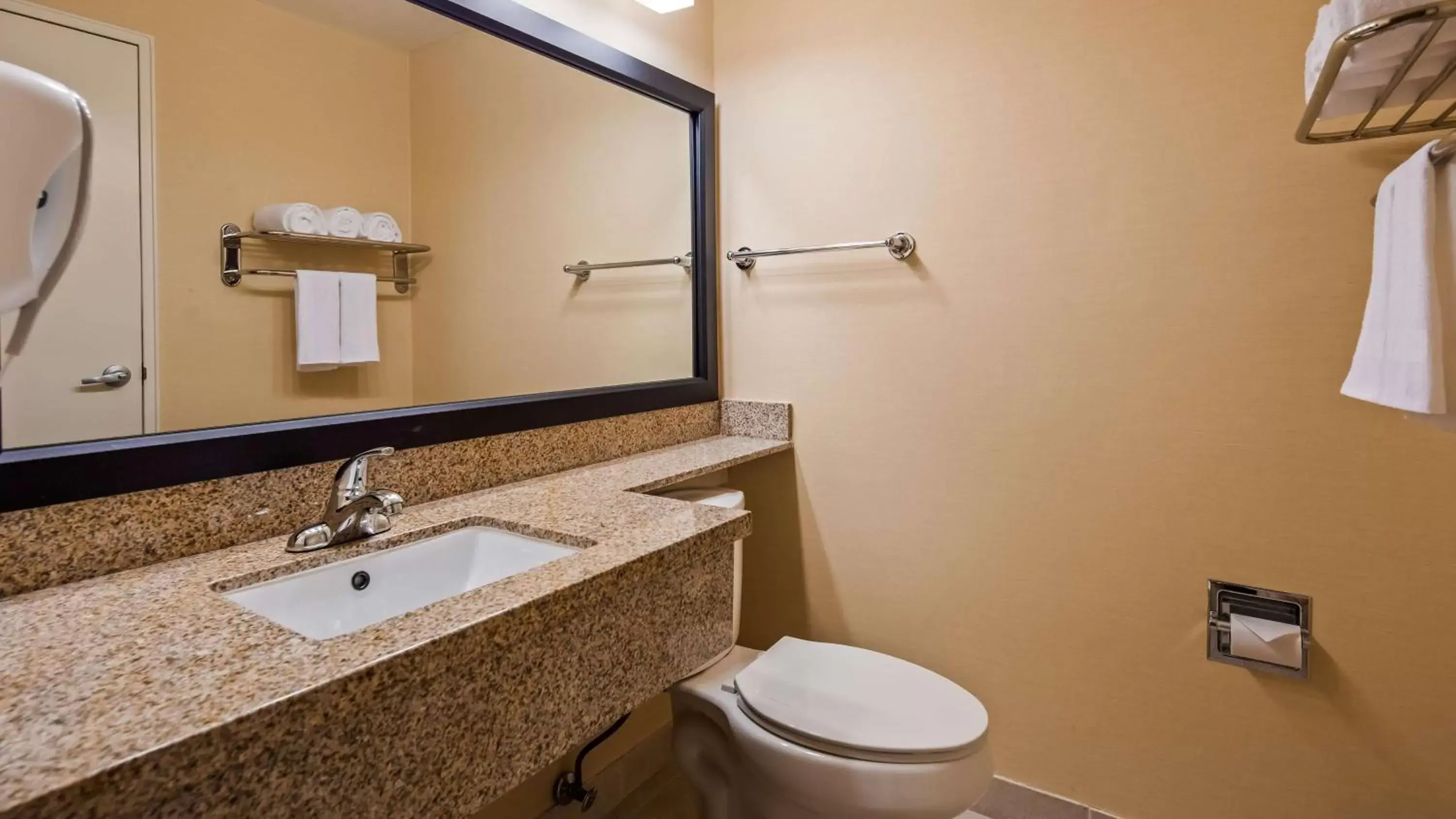 Photo of the whole room, Bathroom in Best Western Date Tree Hotel