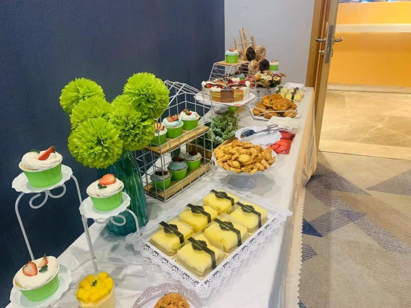 Food and drinks in Holiday Inn Express - Wuhan Optical Valley by IHG