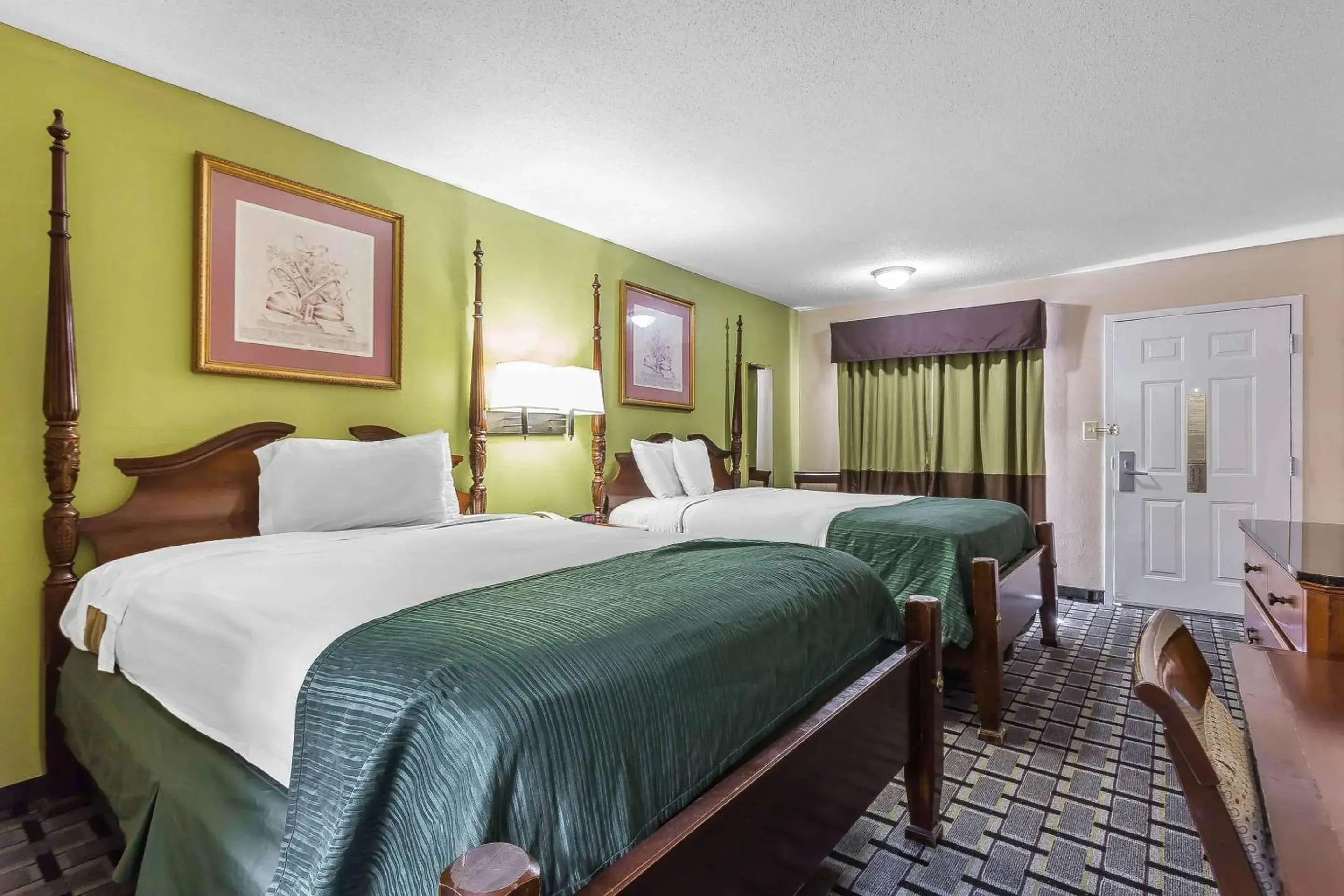 Photo of the whole room, Bed in Rodeway Inn