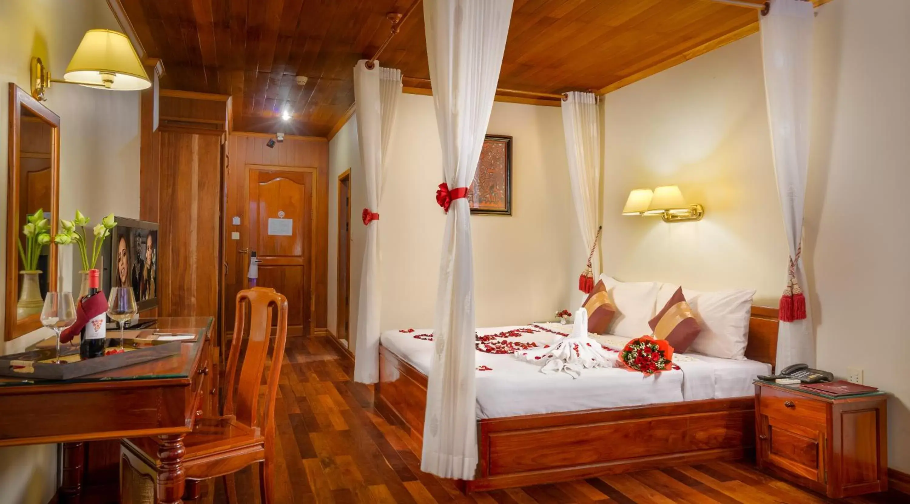 Bed in Ta Prohm Hotel & Spa