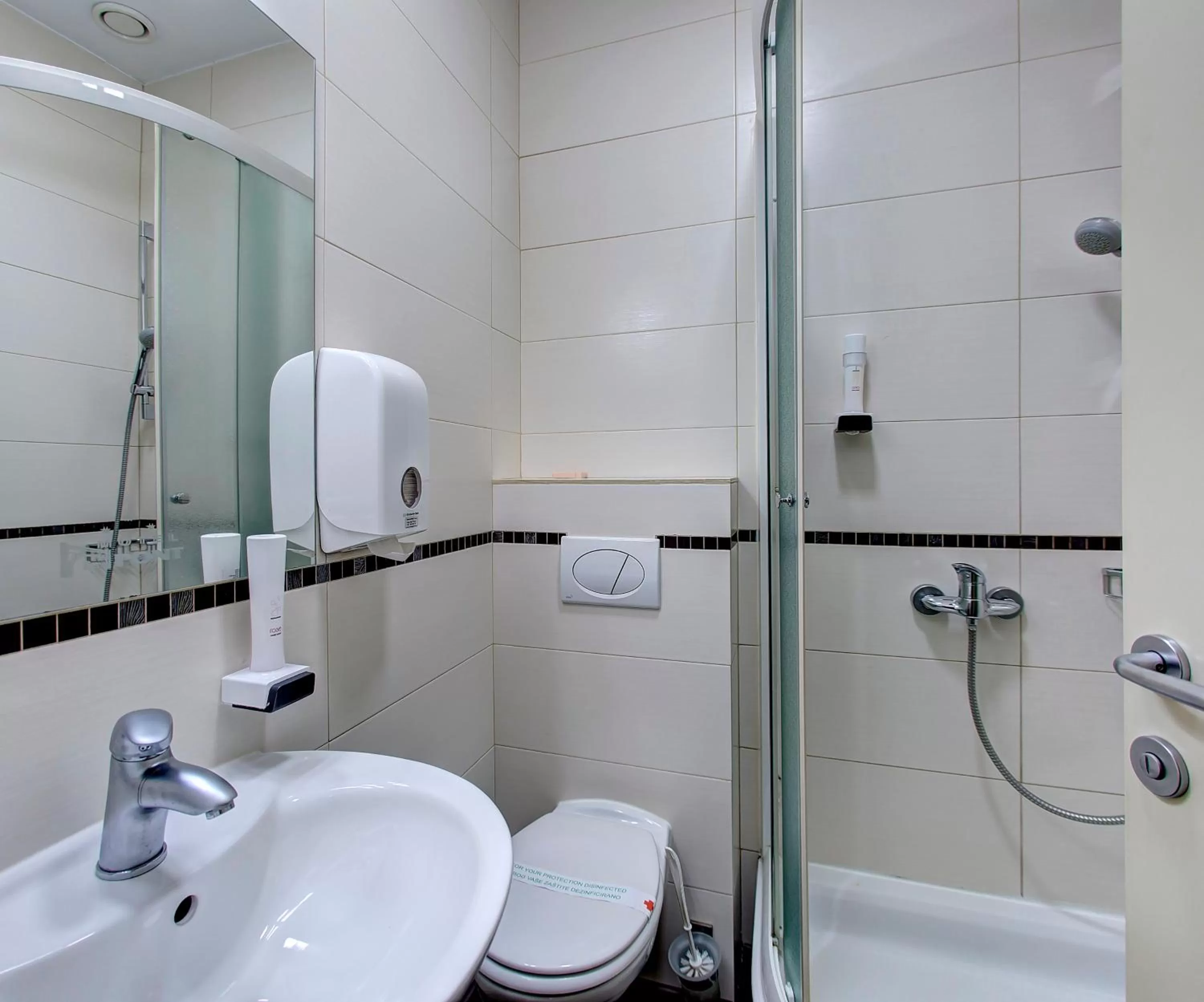 Shower in Hotel Le Pont