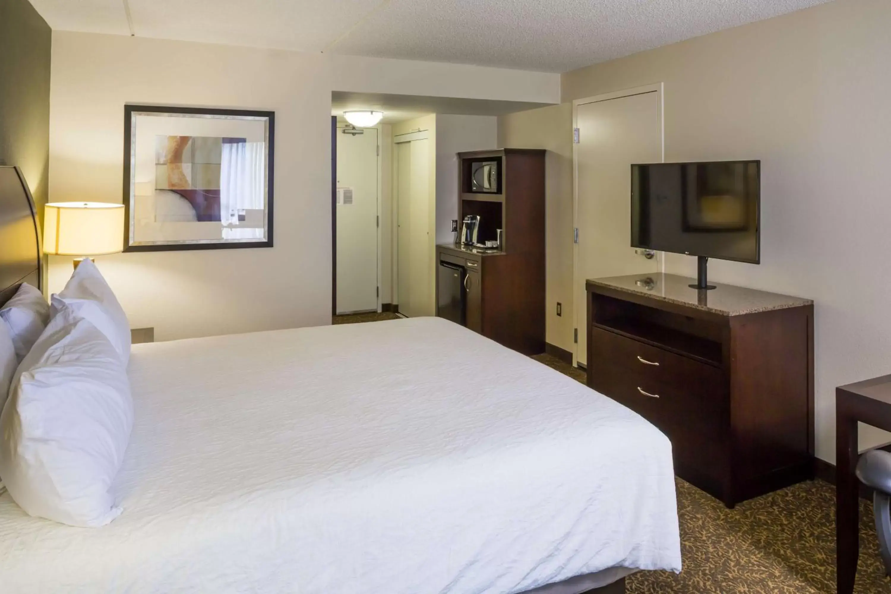 Kitchen or kitchenette, Bed in Hilton Garden Inn Hampton Coliseum Central