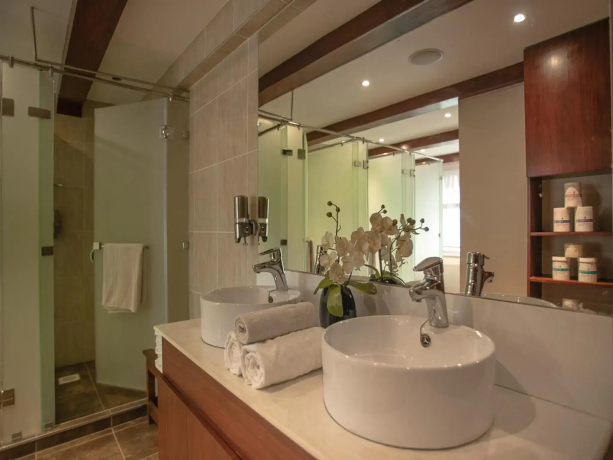 Spa and wellness centre/facilities, Bathroom in Cloud Hotel & Suites