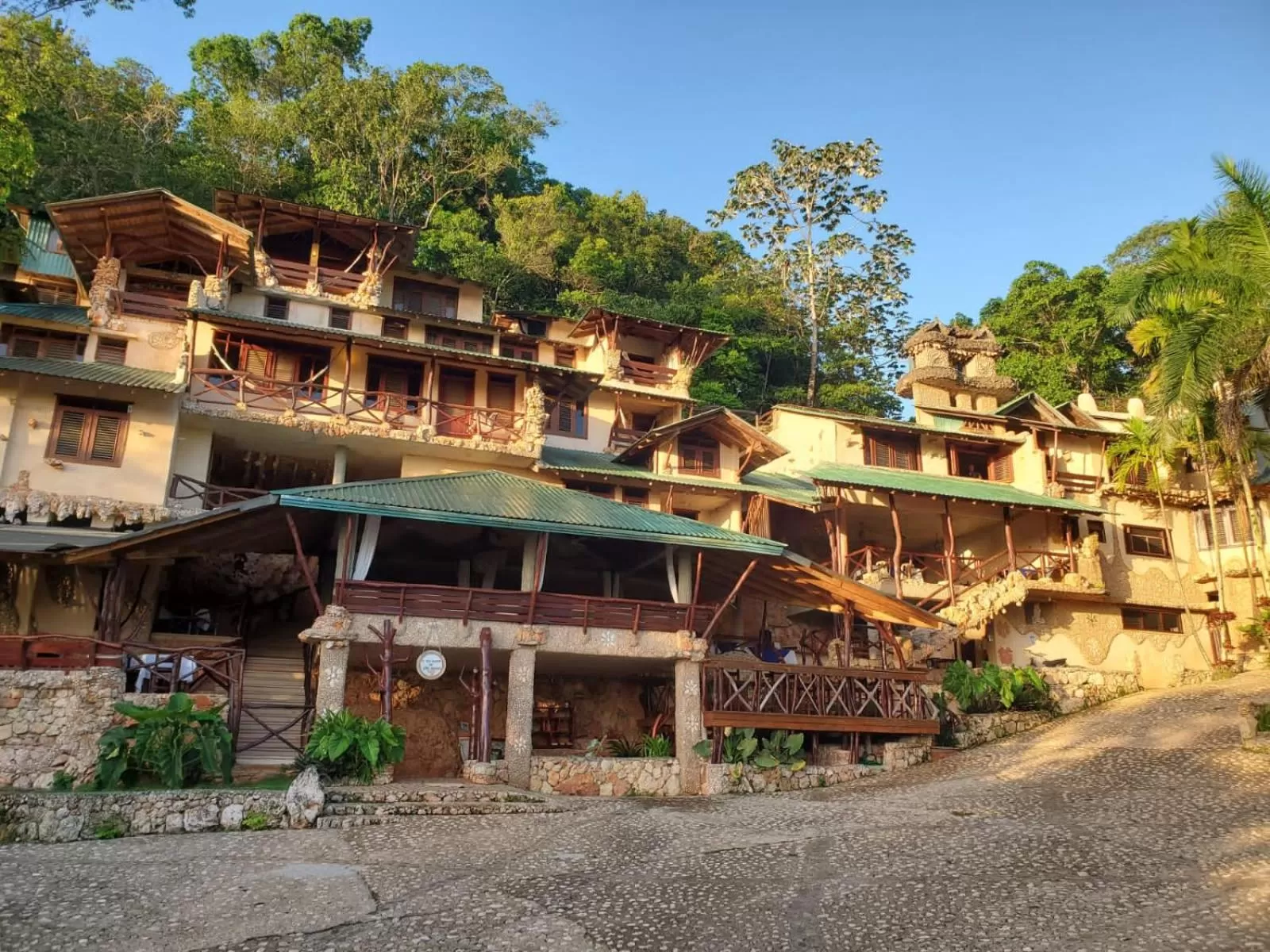 Property building in Altos de Caño Hondo