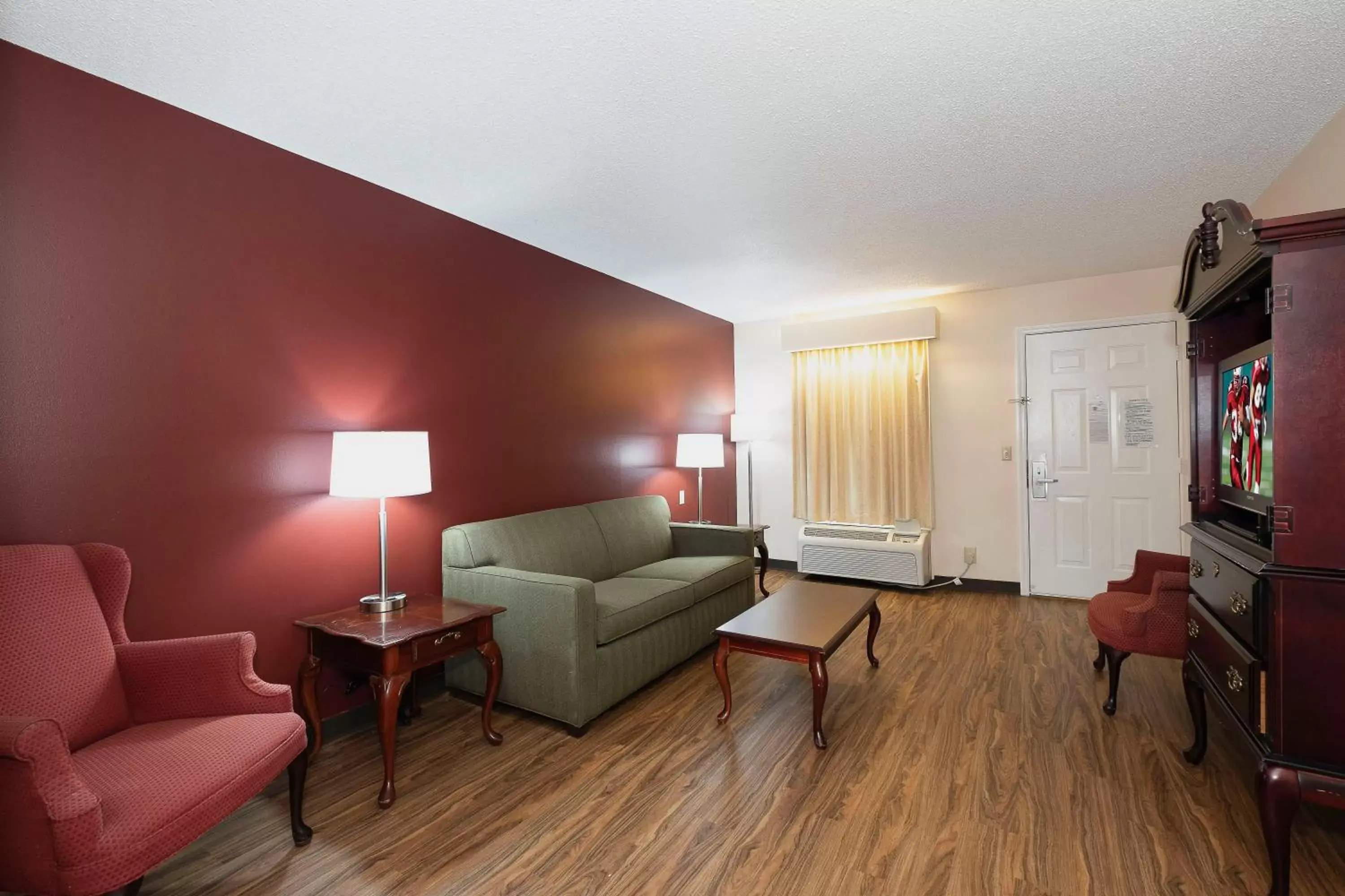 Photo of the whole room, Seating Area in Red Roof Inn & Suites Calhoun