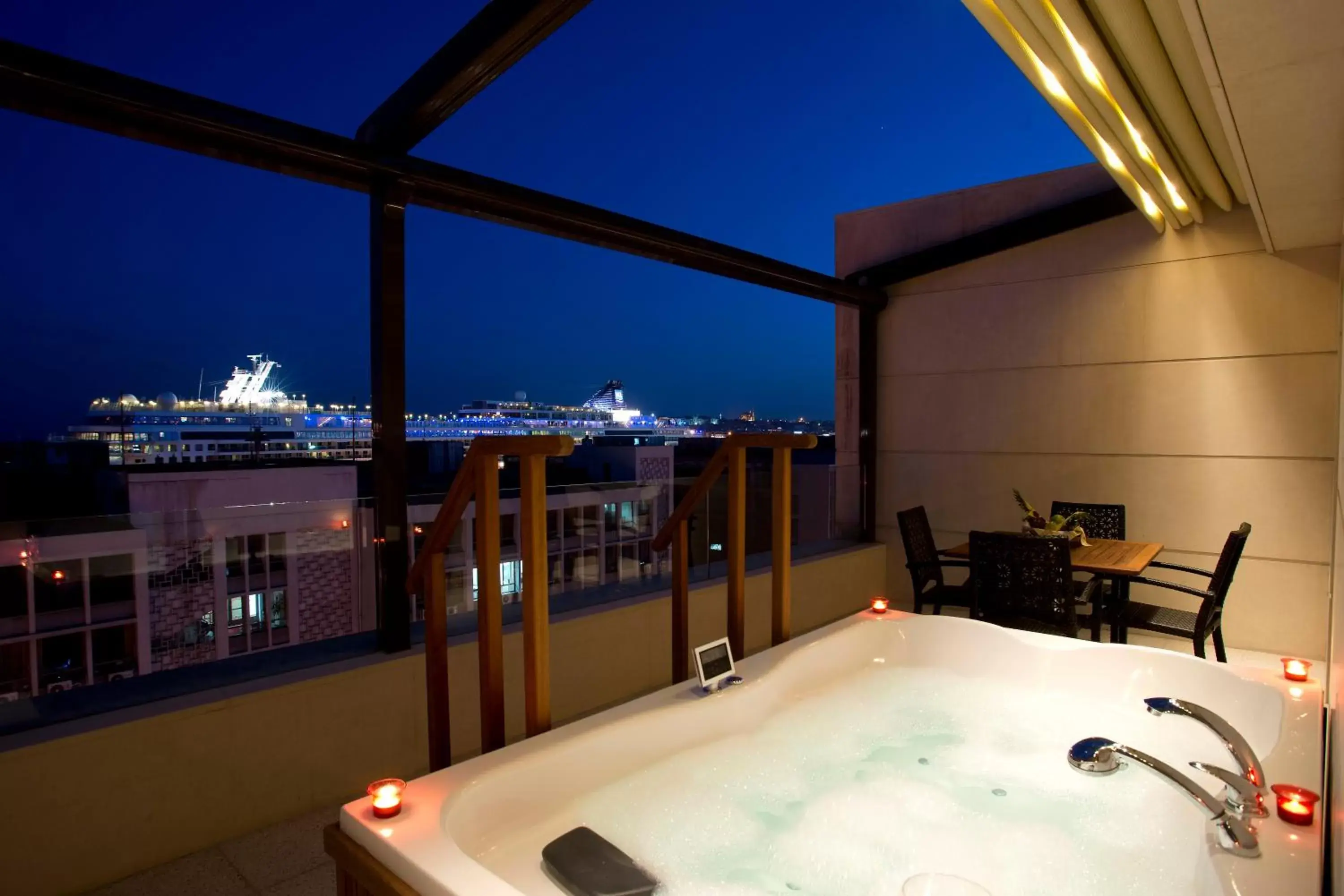 Hot Tub in Nidya Hotel Galataport