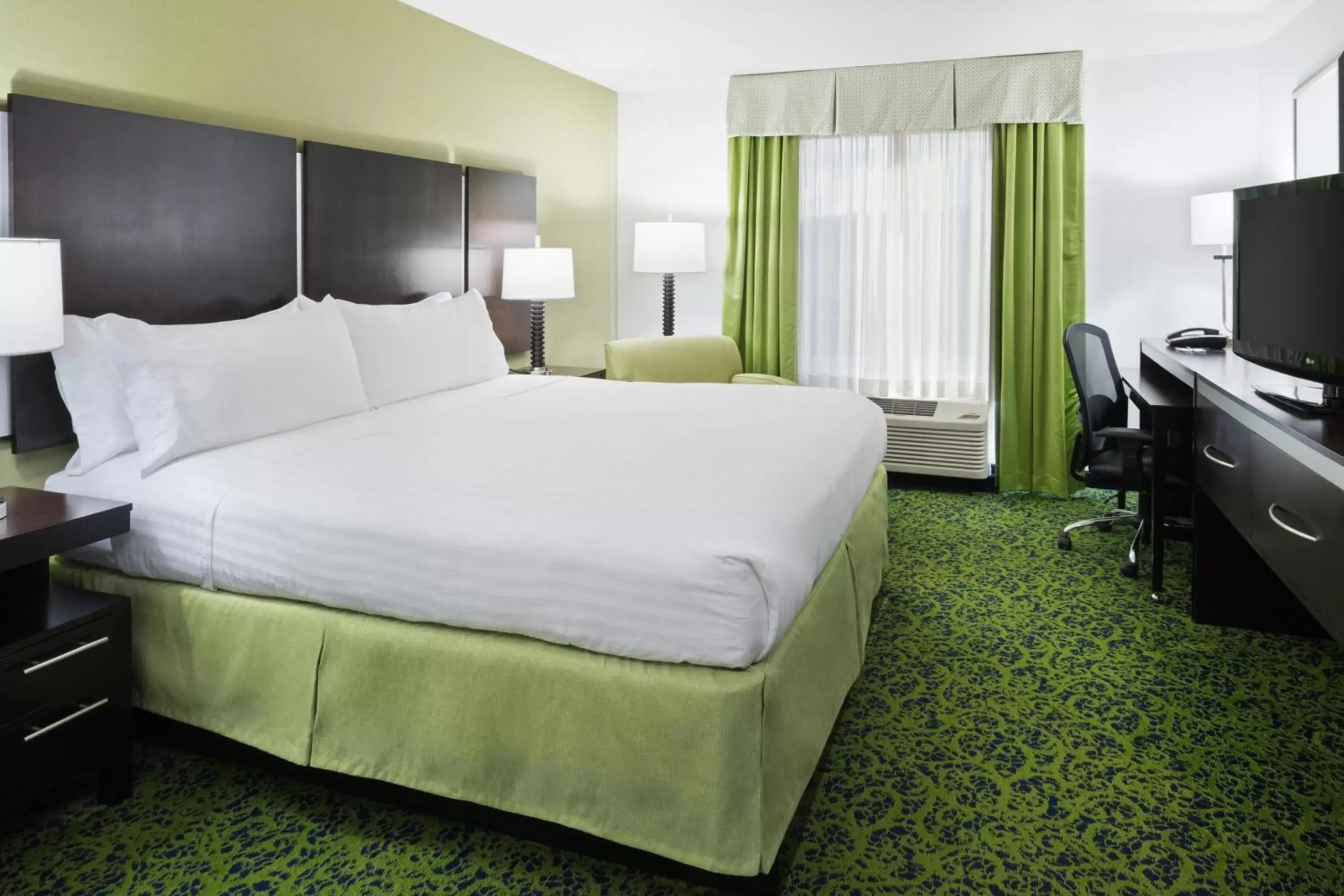 Bedroom, Bed in Holiday Inn Express and Suites Stroudsburg-Poconos, an IHG Hotel