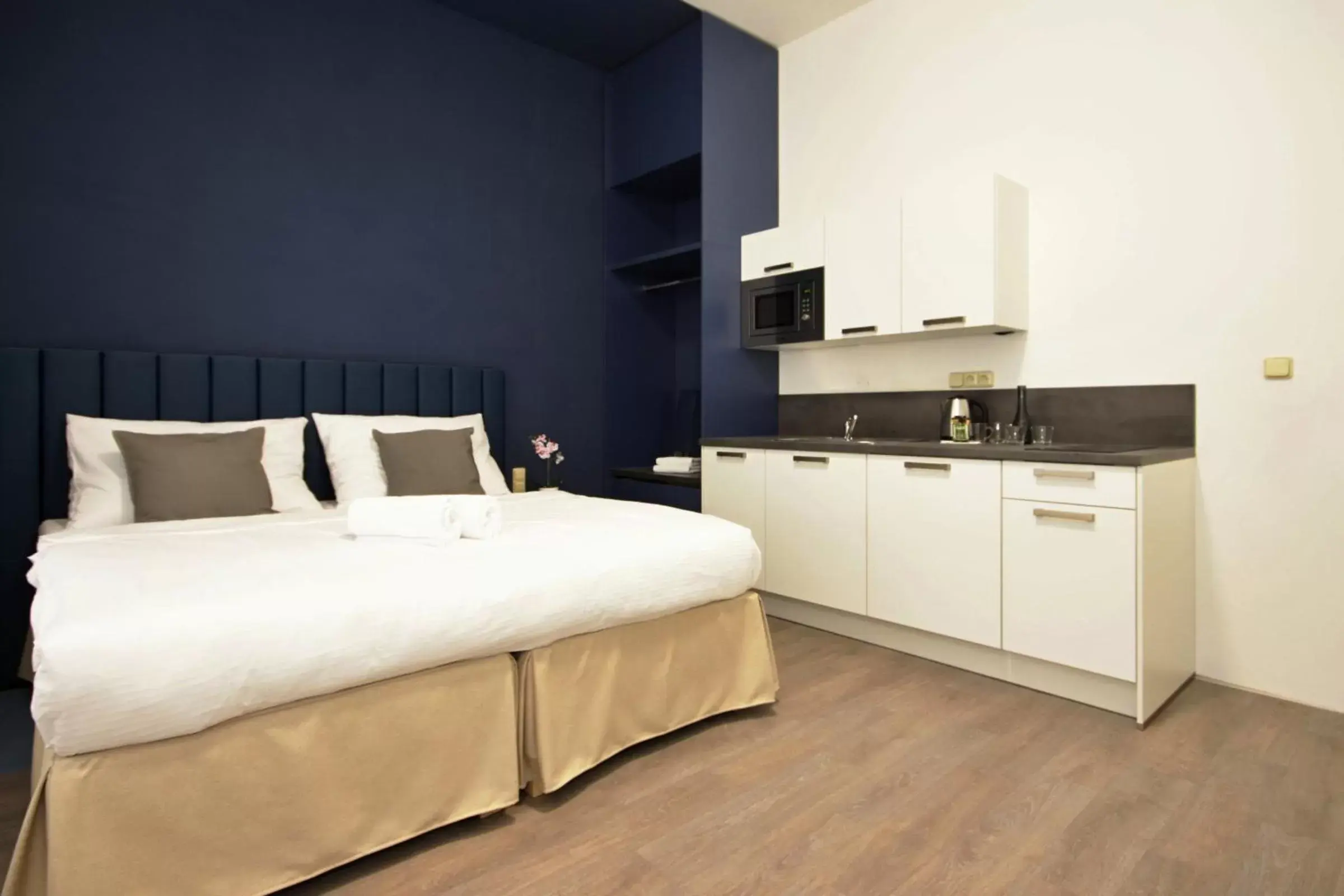 Kitchen or kitchenette, Bed in Alveo Suites