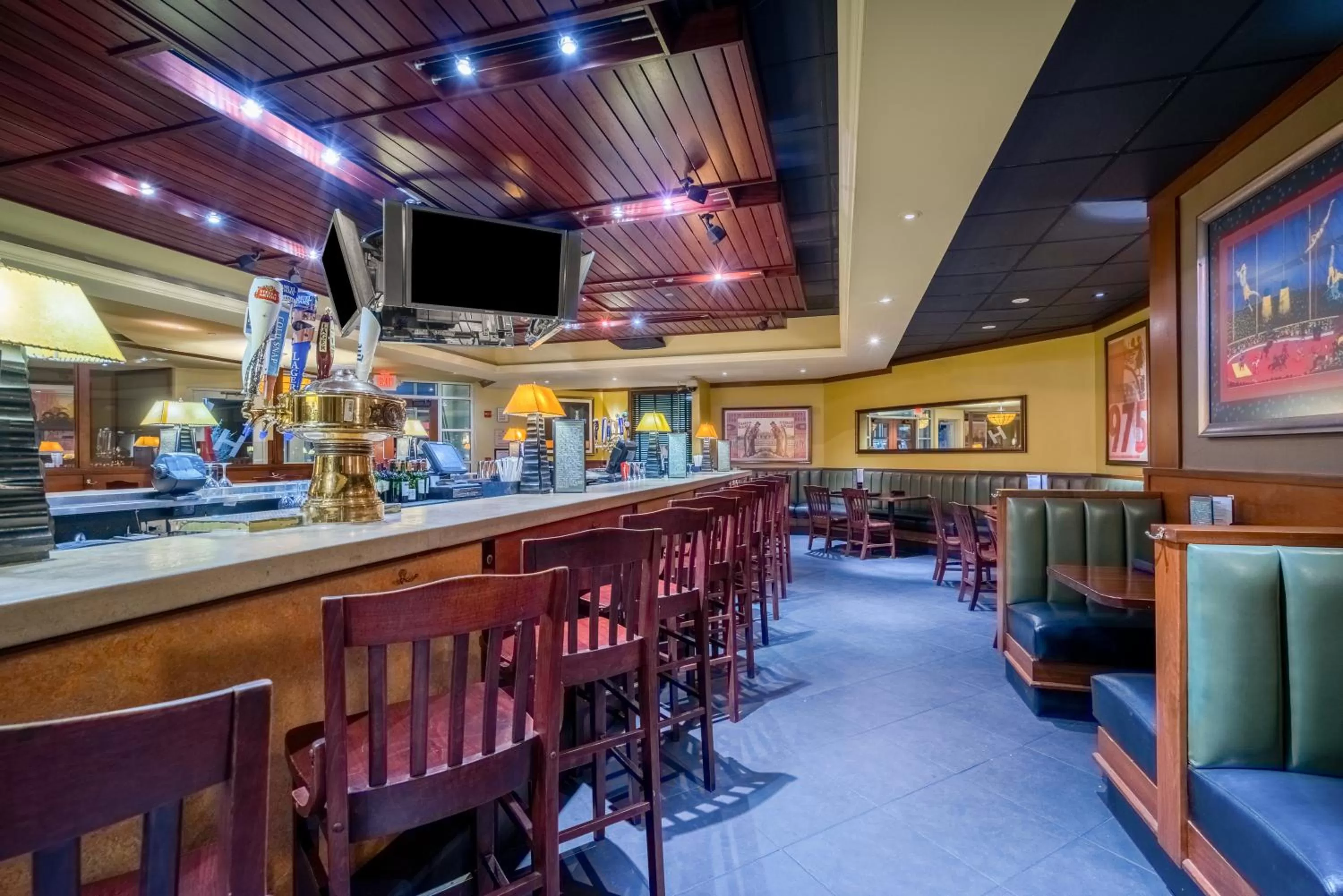 Lounge or bar in Crowne Plaza Dulles Airport by IHG
