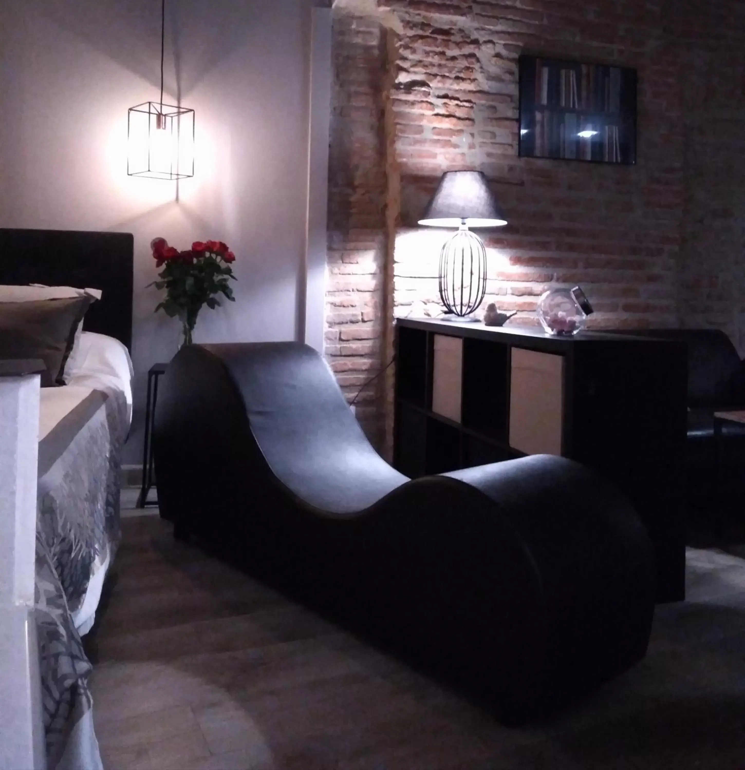 Bed, Seating Area in La Suite Romantique avec Jacuzzi au Cœur de Perpignan