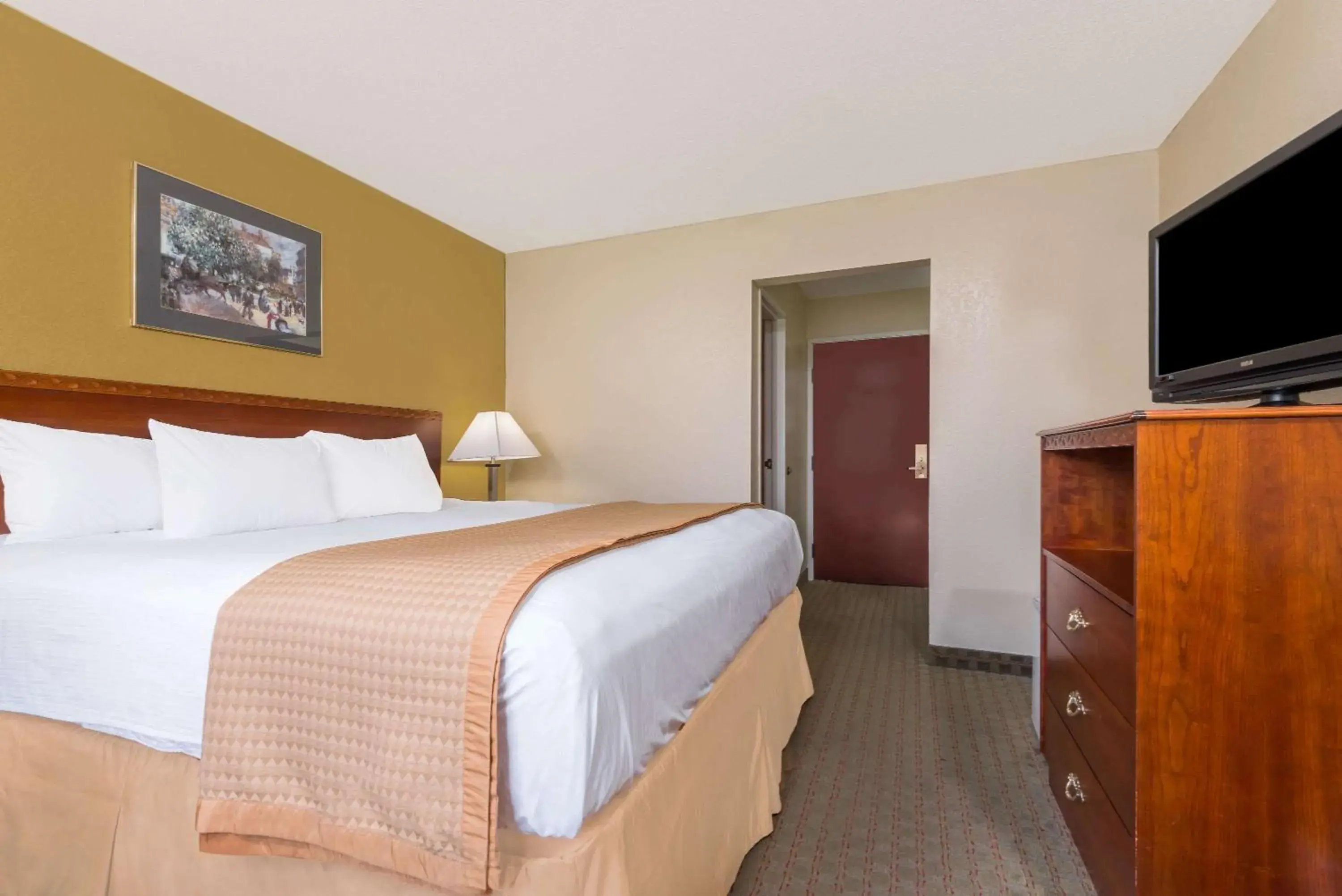 Photo of the whole room, Bed in Days Inn by Wyndham Norton
