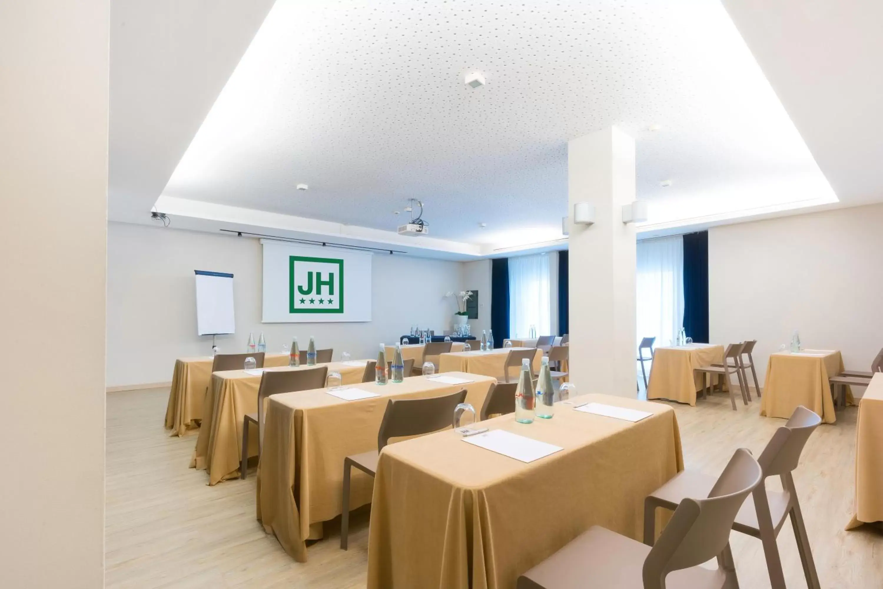 Meeting/conference room, Restaurant/Places to Eat in Just Hotel Lomazzo Fiera