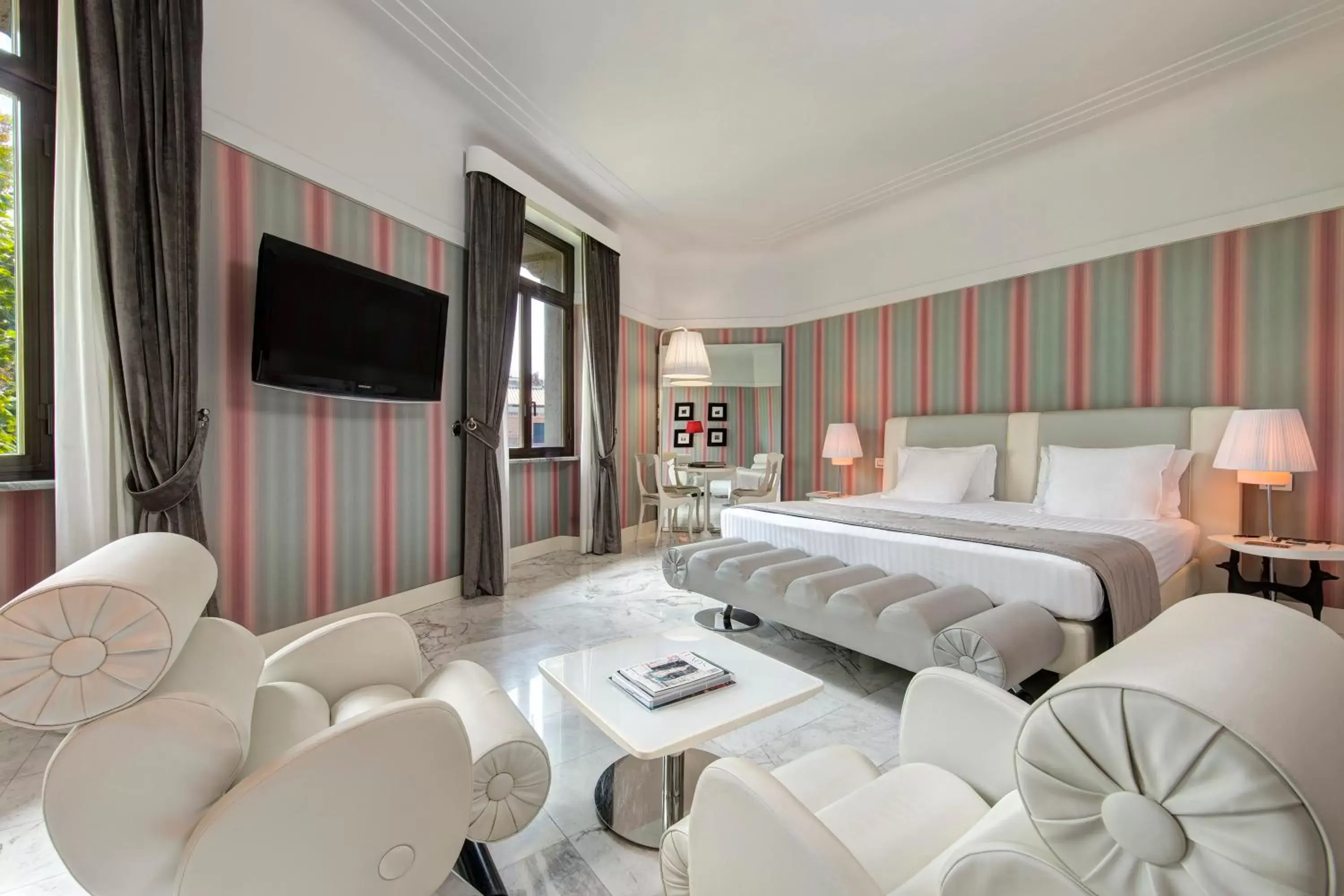 Bed, TV/Entertainment Center in Grand Hotel Palace Rome