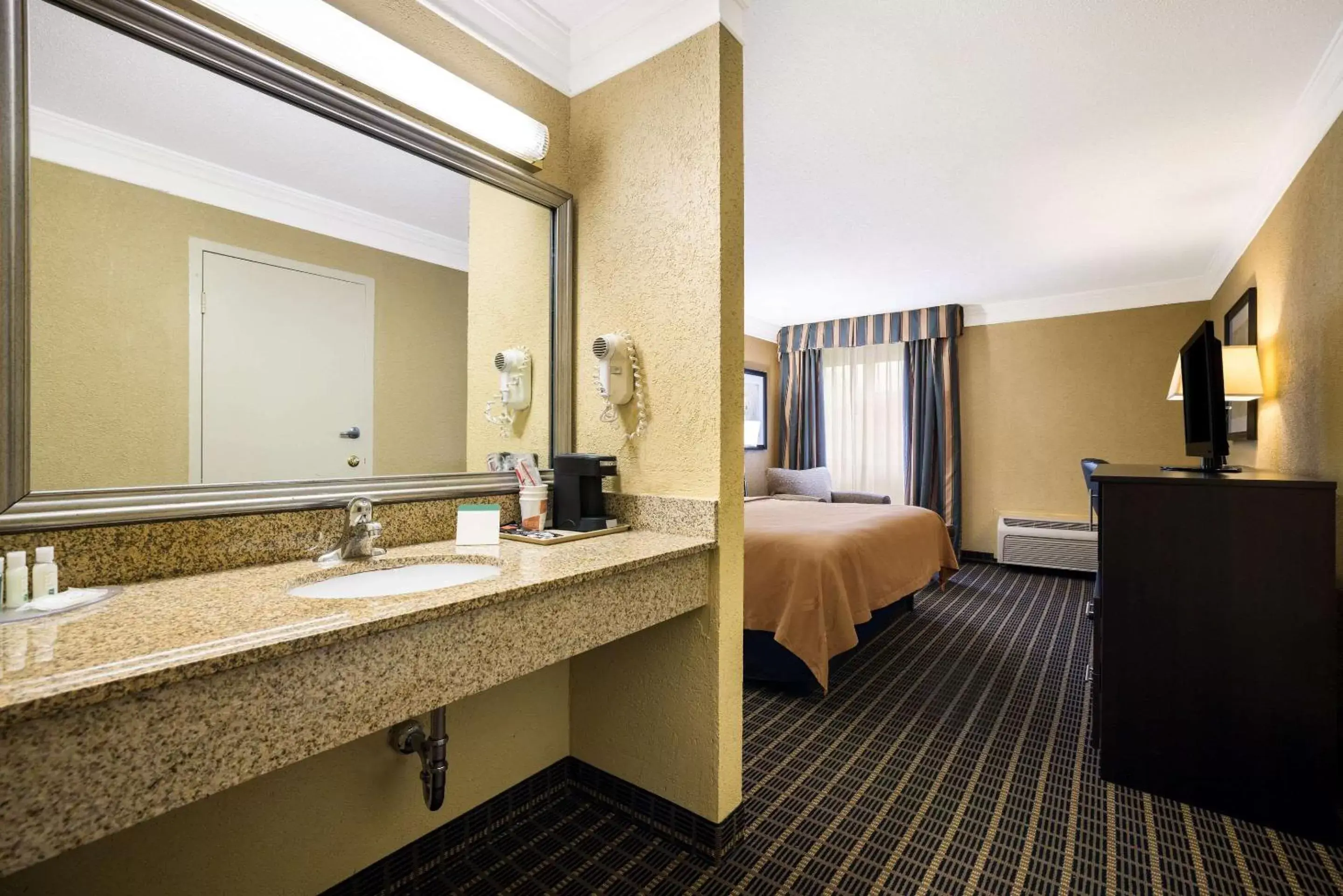 Bedroom, Bathroom in Quality Inn and Suites Fairgrounds - Syracuse