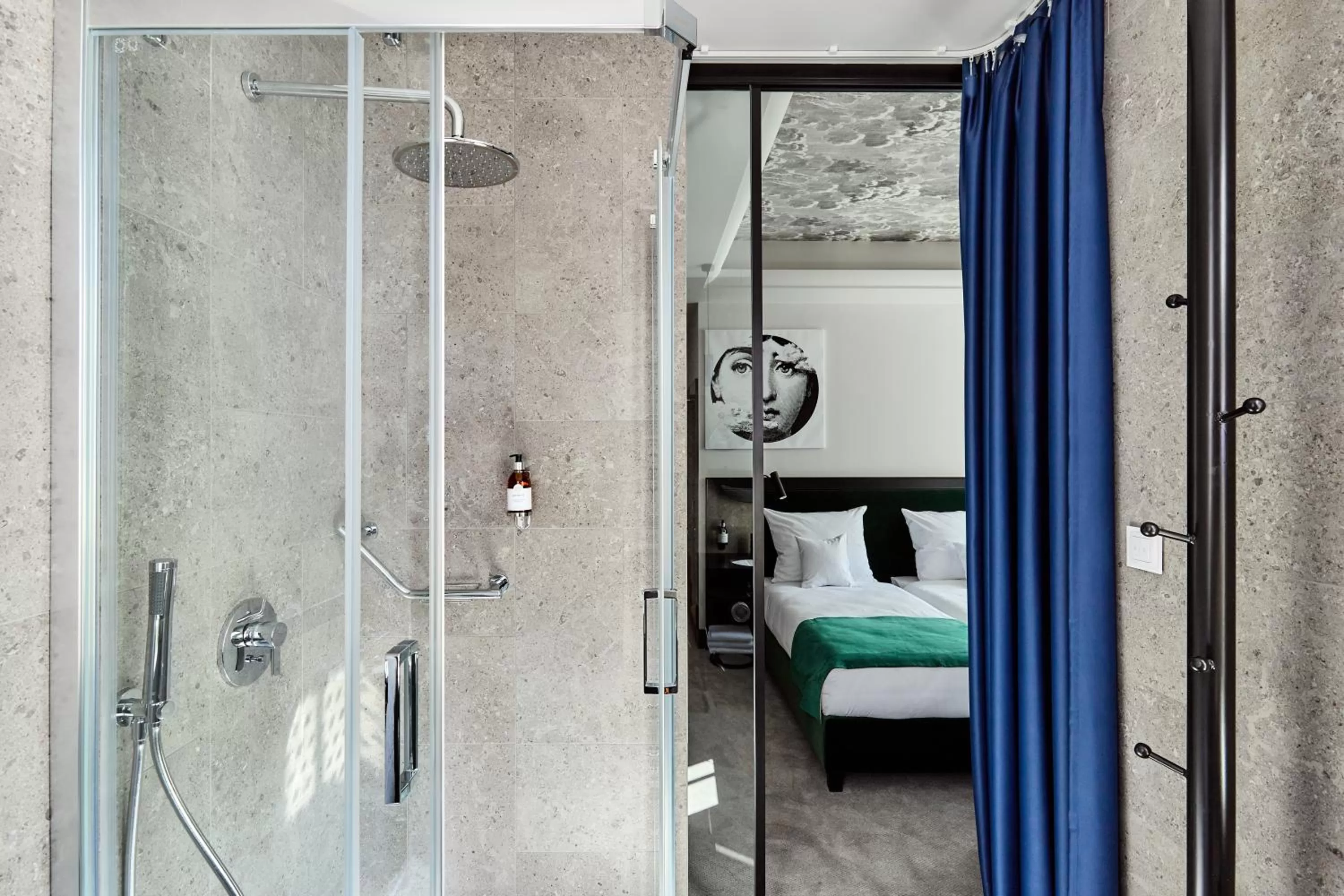 Bathroom, Bed in Hotel Liberté 33