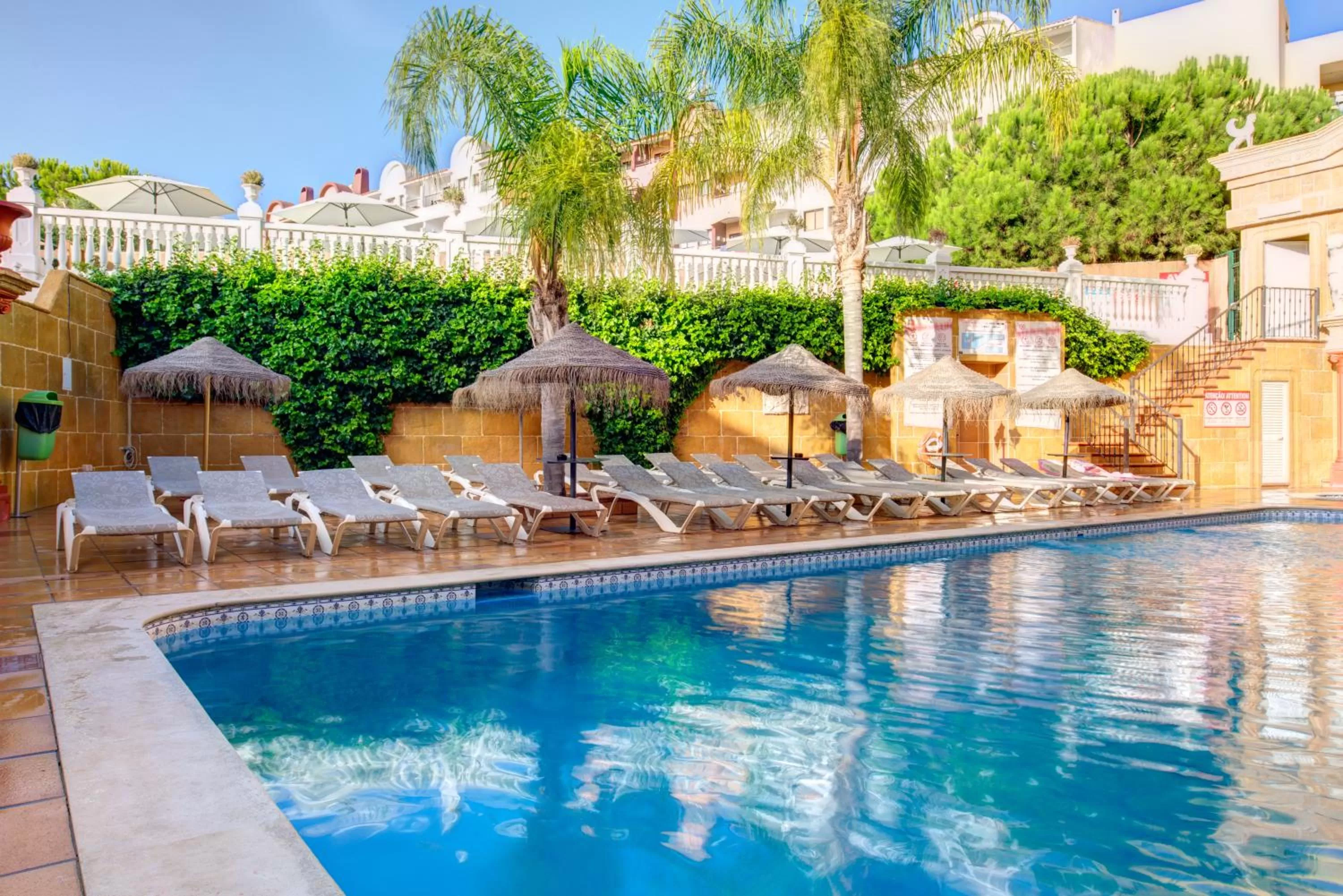 Swimming pool in Choromar Apartments