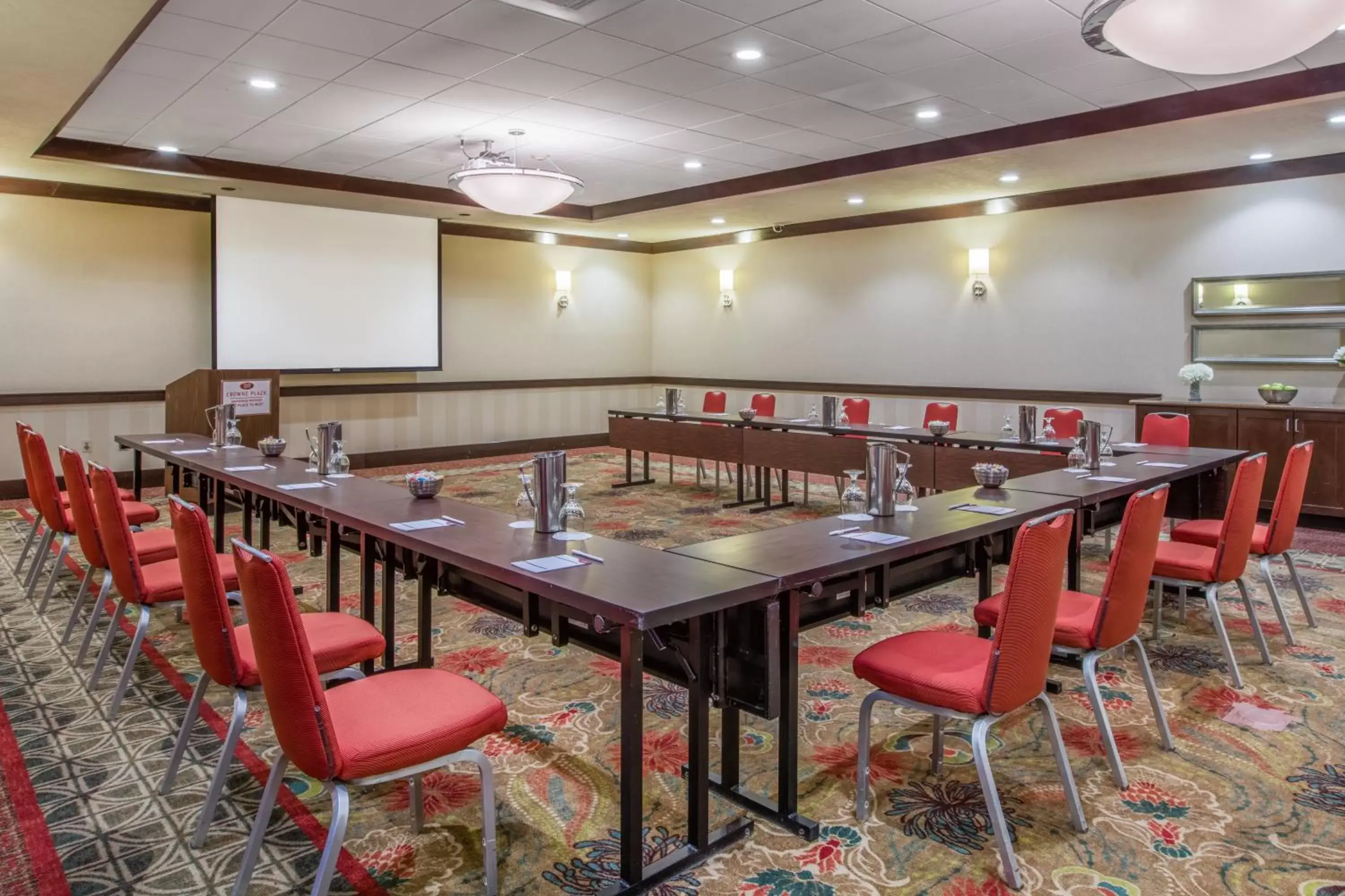 Meeting/conference room in Crowne Plaza Anchorage-Midtown, an IHG Hotel