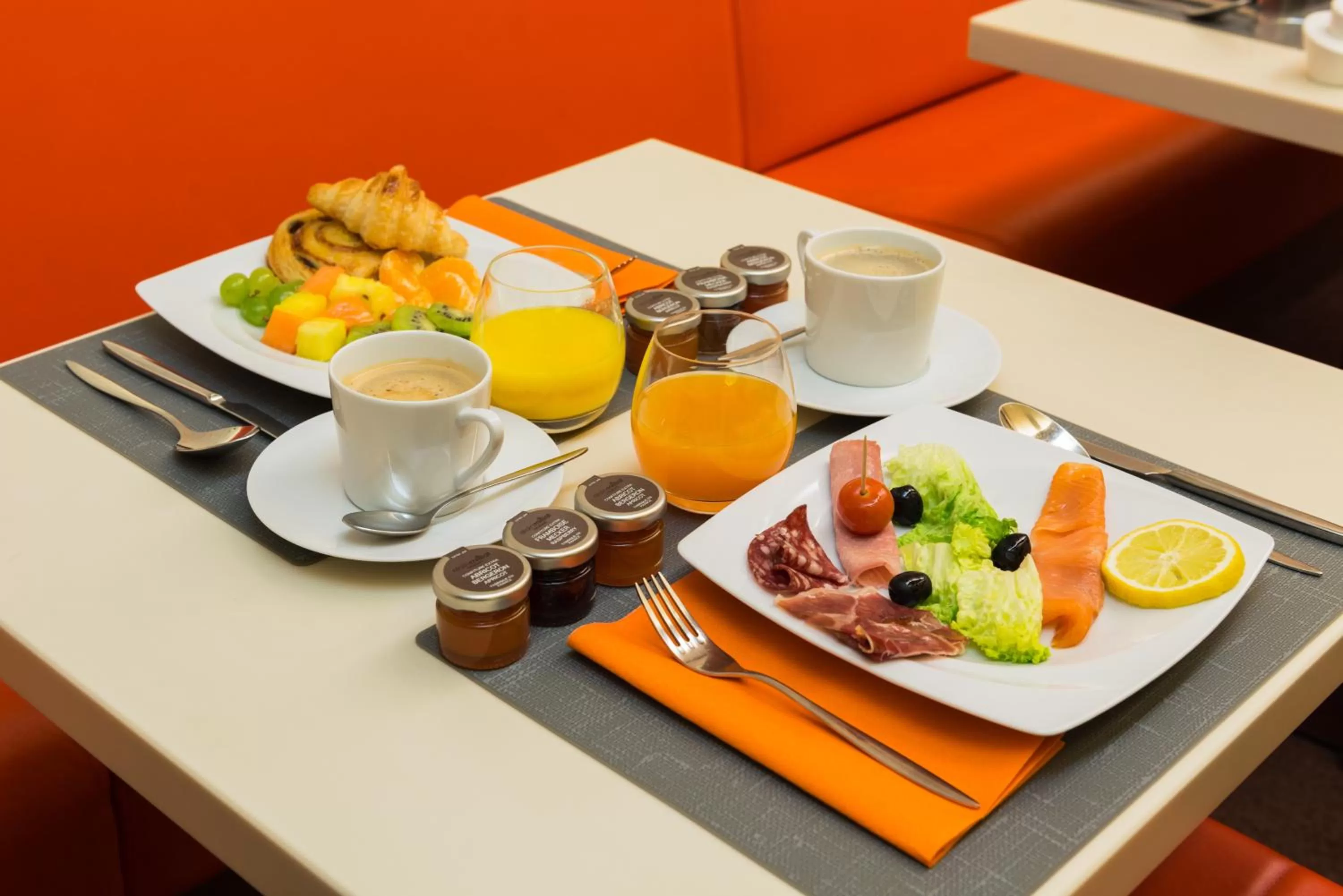 Food and drinks in Hôtel Le Tourville by Inwood Hotels