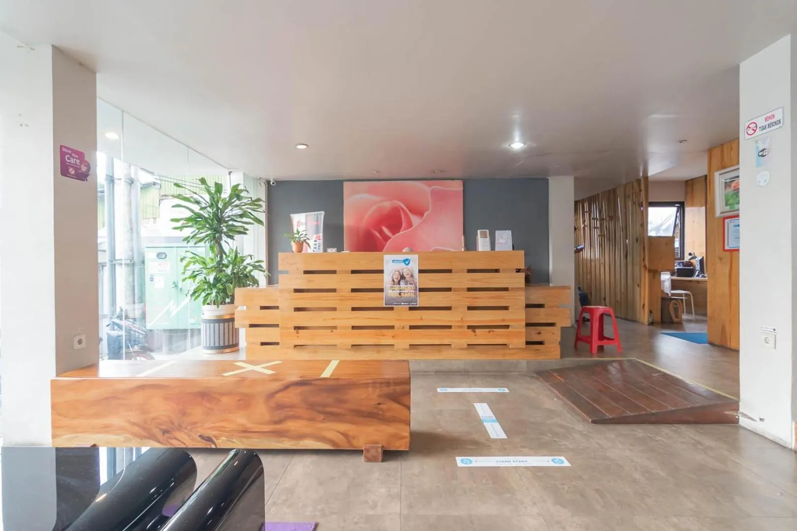 Lobby or reception in RedDoorz Plus near Asia Afrika 3