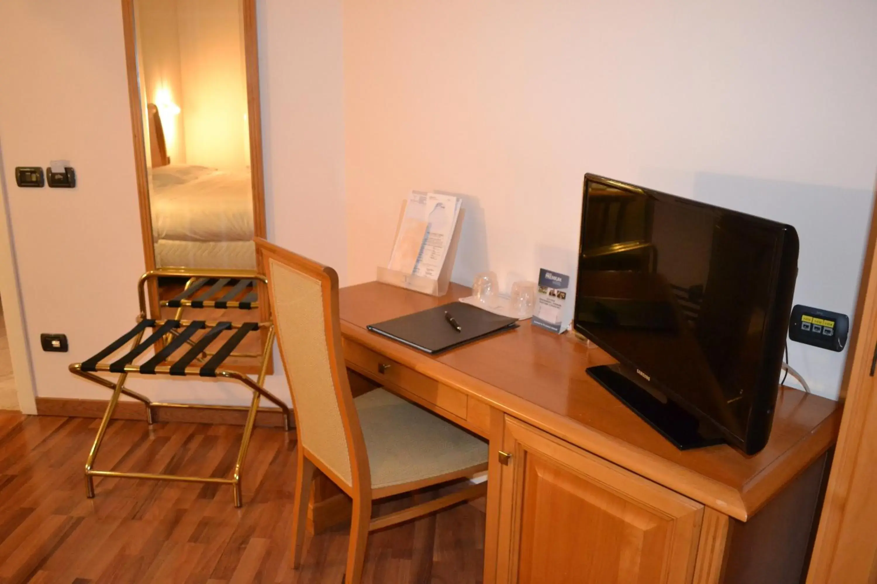 Bed, TV/Entertainment Center in Tricolore Hotel