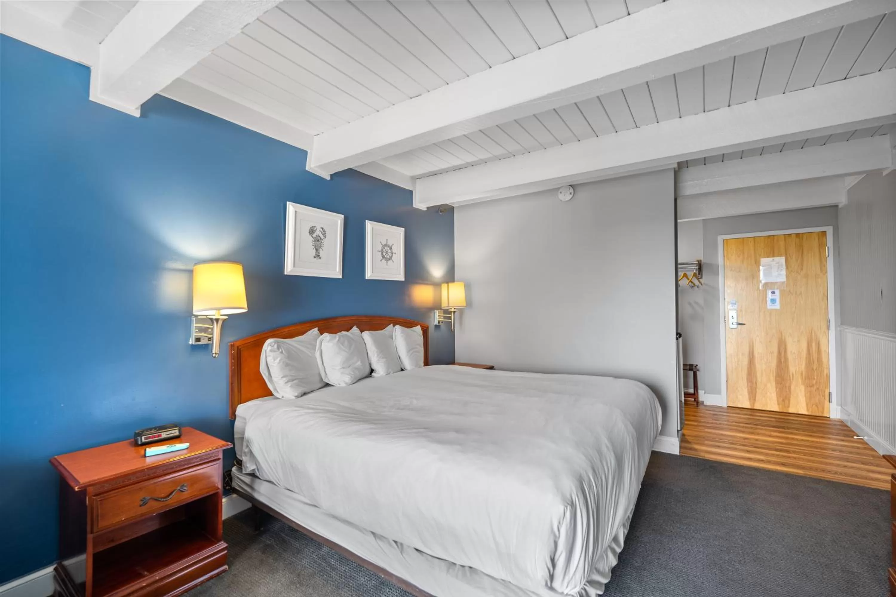 Property building, Bed in Trade Winds Inn