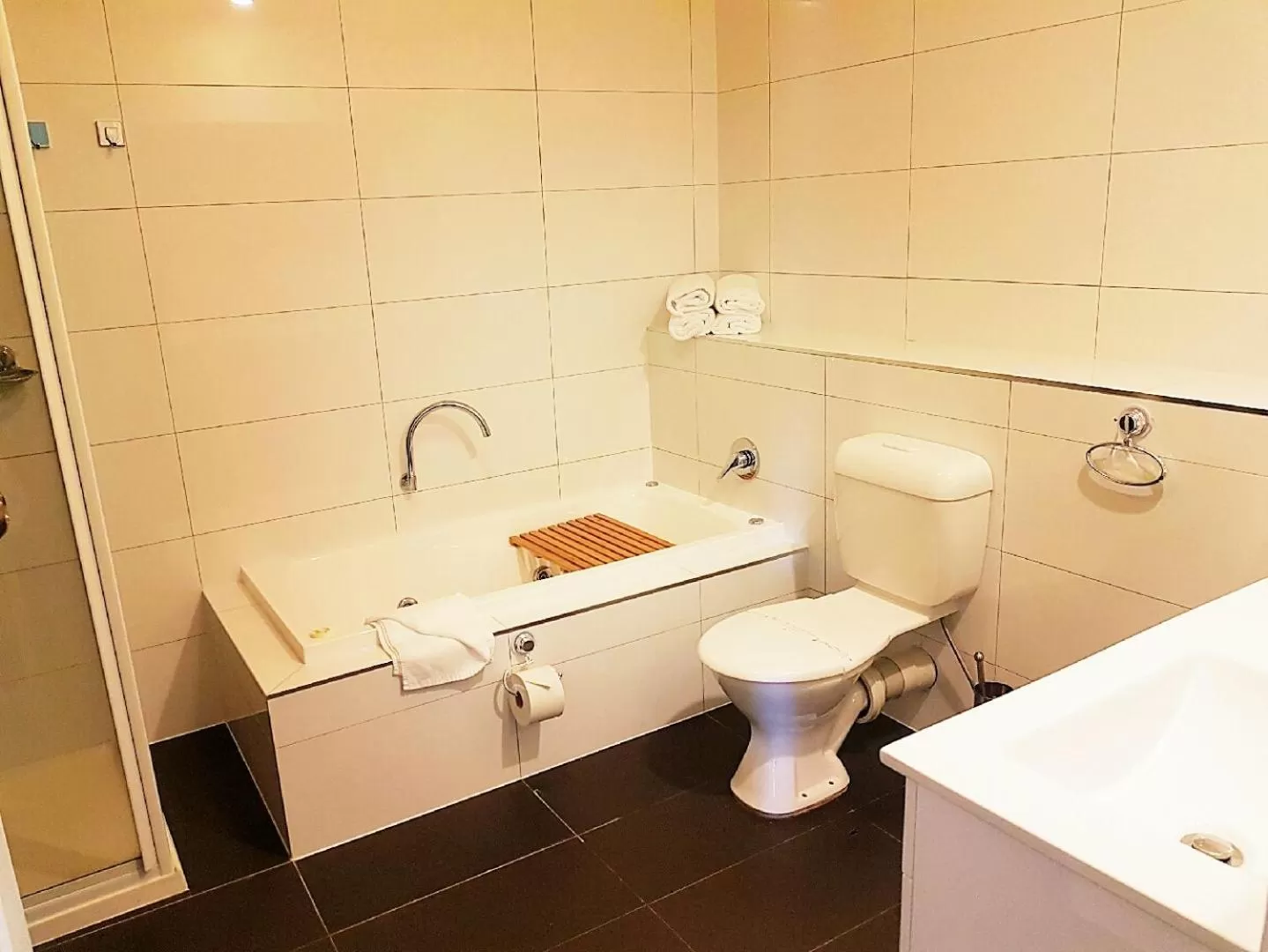 Apartment with Balcony - single occupancy in The Wharf Hotel