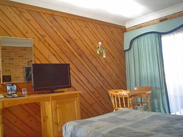 Photo of the whole room, TV/Entertainment Center in Coachmans Rest Motor Lodge