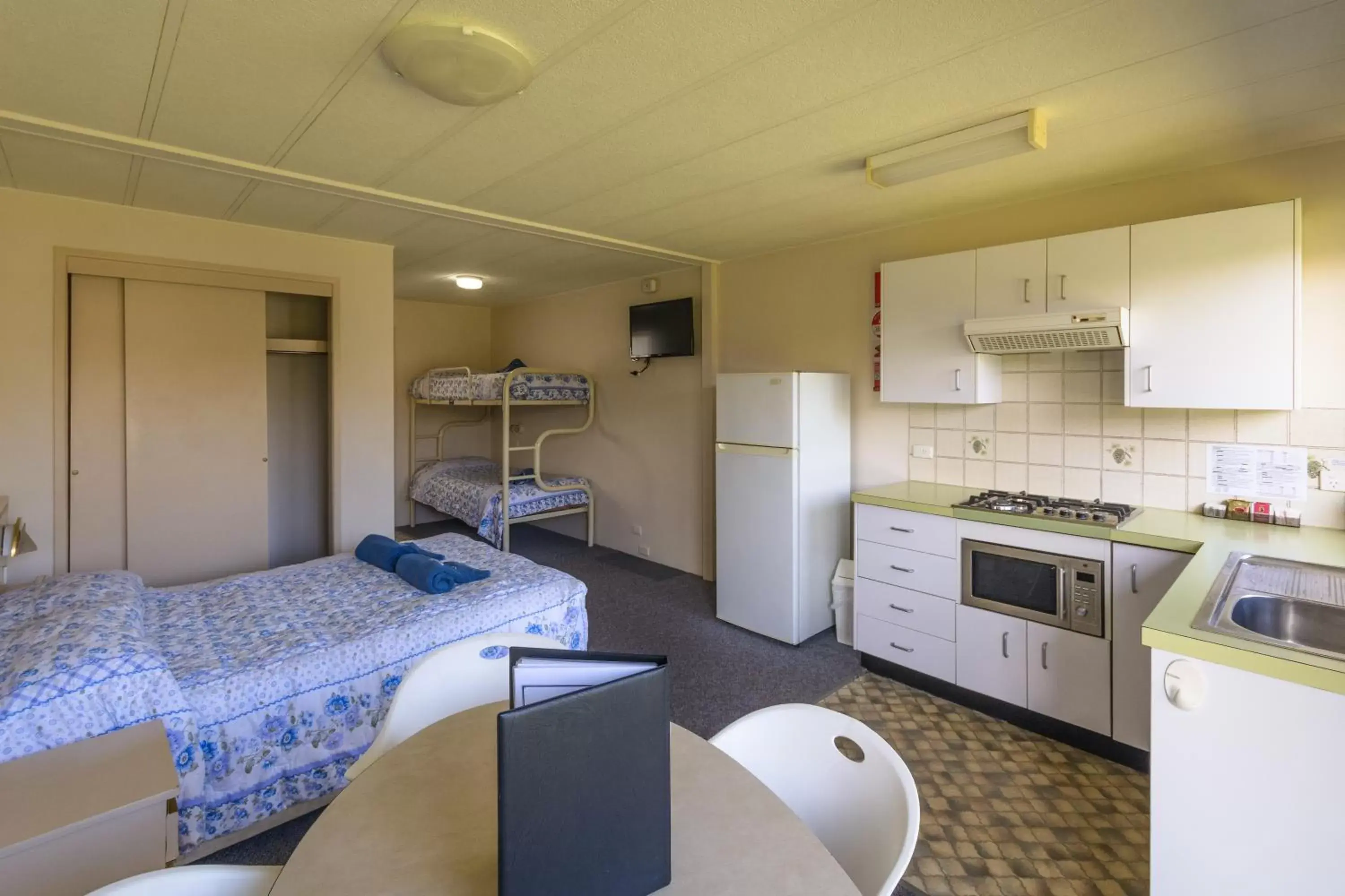 Photo of the whole room, Kitchen/Kitchenette in Wollongong Surf Leisure Resort