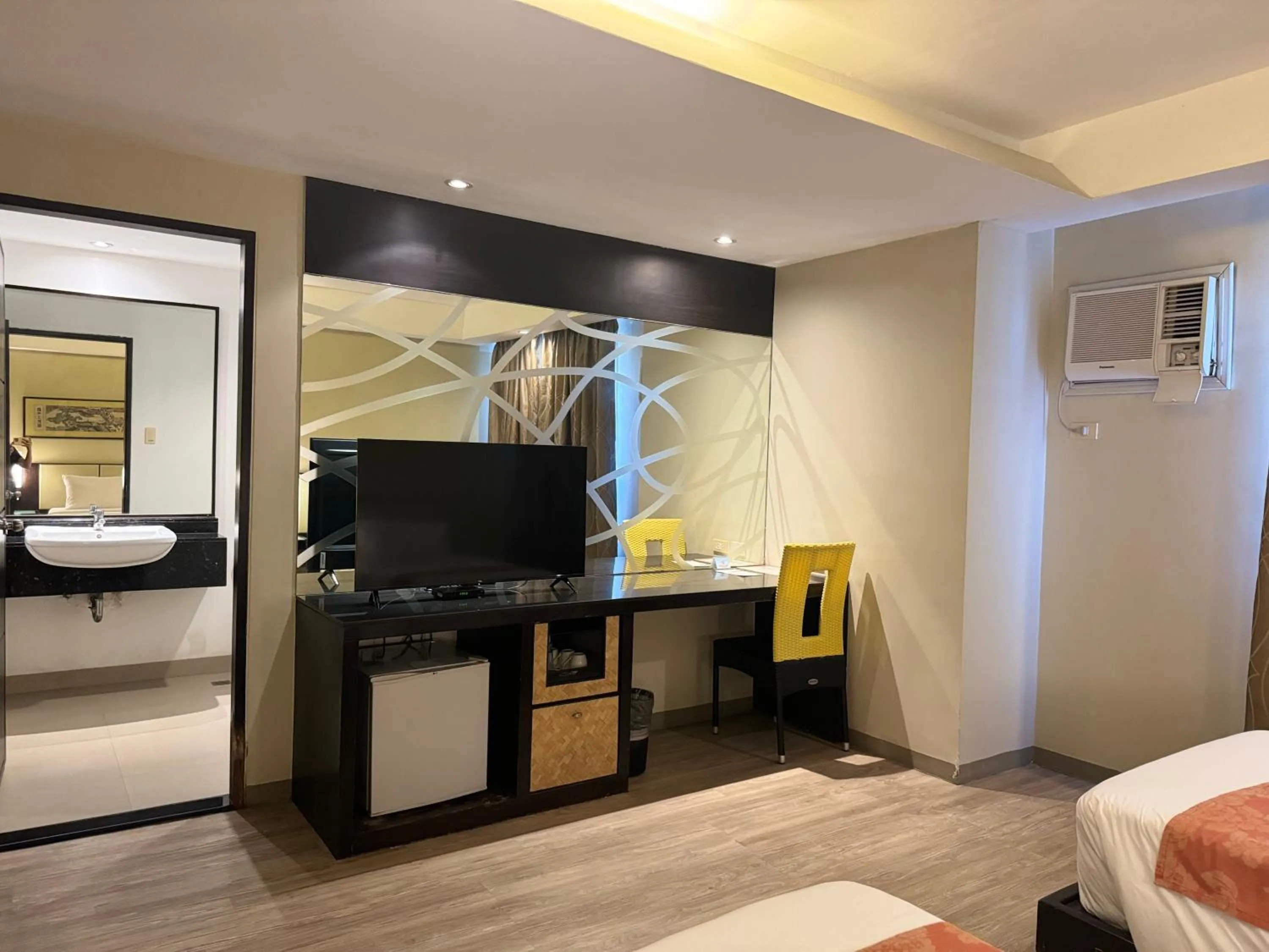 TV and multimedia, Bed in Circle Inn - Iloilo City Center