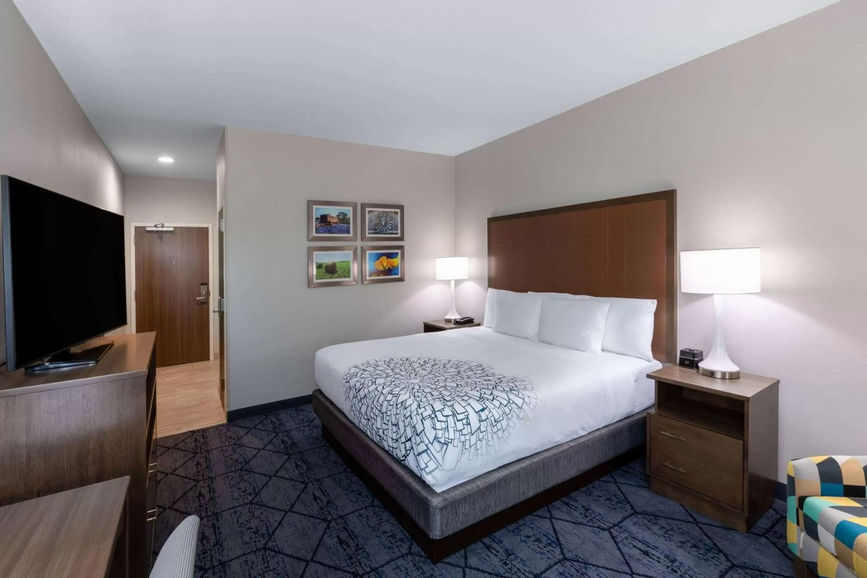 Photo of the whole room, Bed in La Quinta Inn & Suites by Wyndham Round Rock near Kalahari