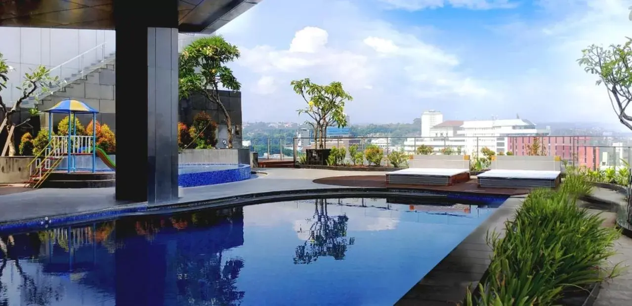 Swimming Pool in PO Hotel Semarang